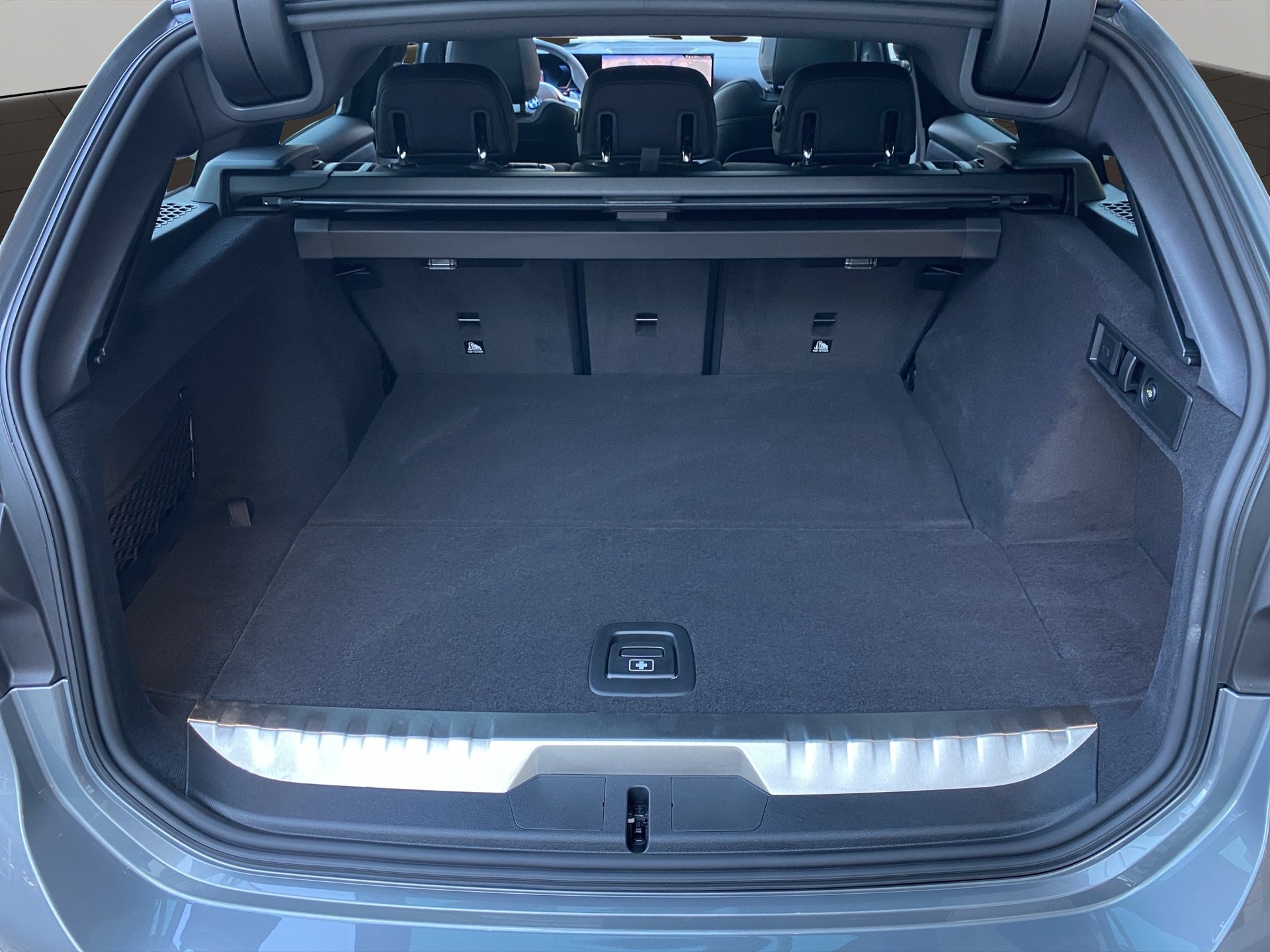 BMW 330e x DriveTouring Steptronic M Sport Pro-image-18
