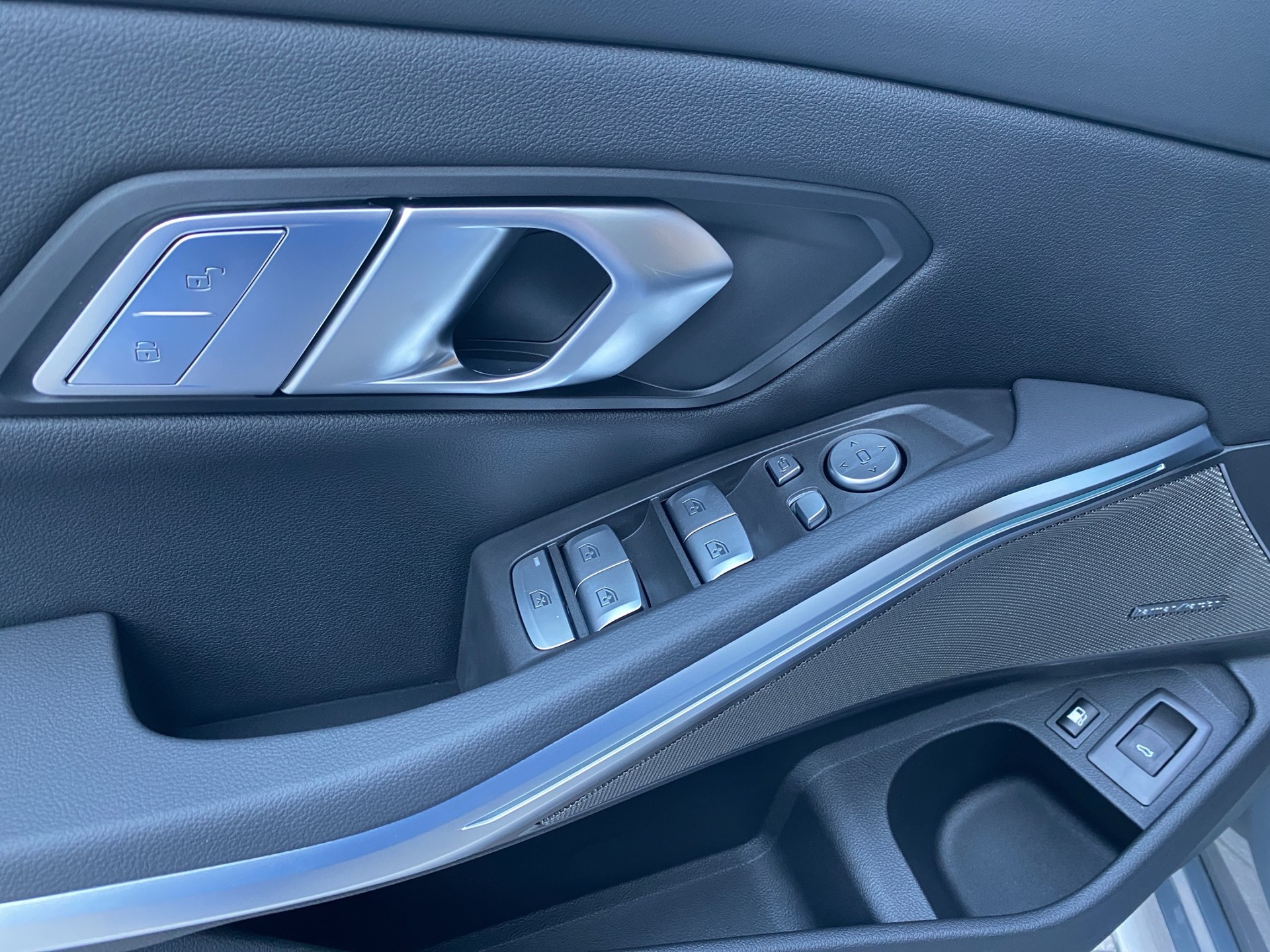BMW 330e x DriveTouring Steptronic M Sport Pro-image-10