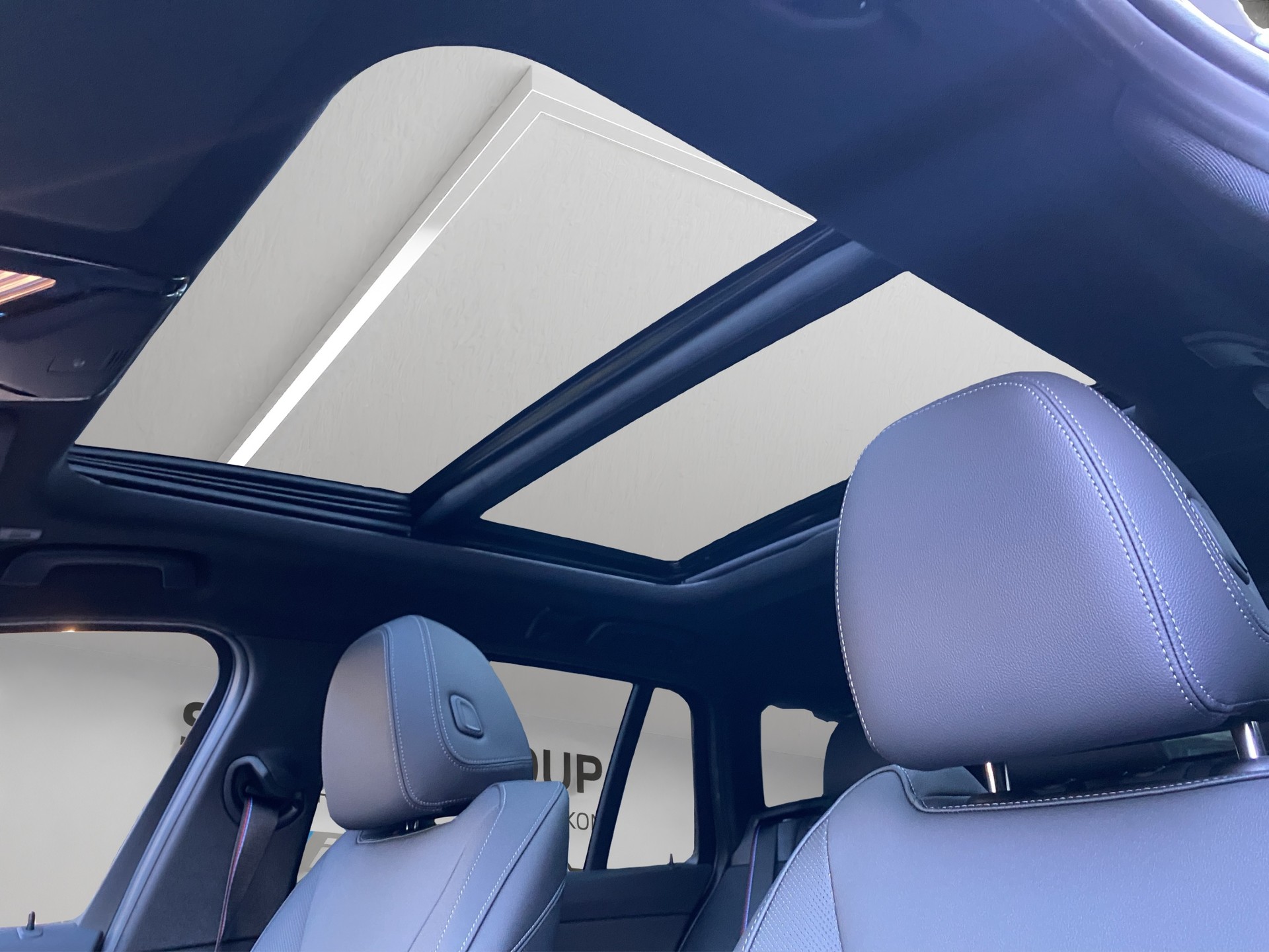 BMW 330e x DriveTouring Steptronic M Sport Pro-image-11