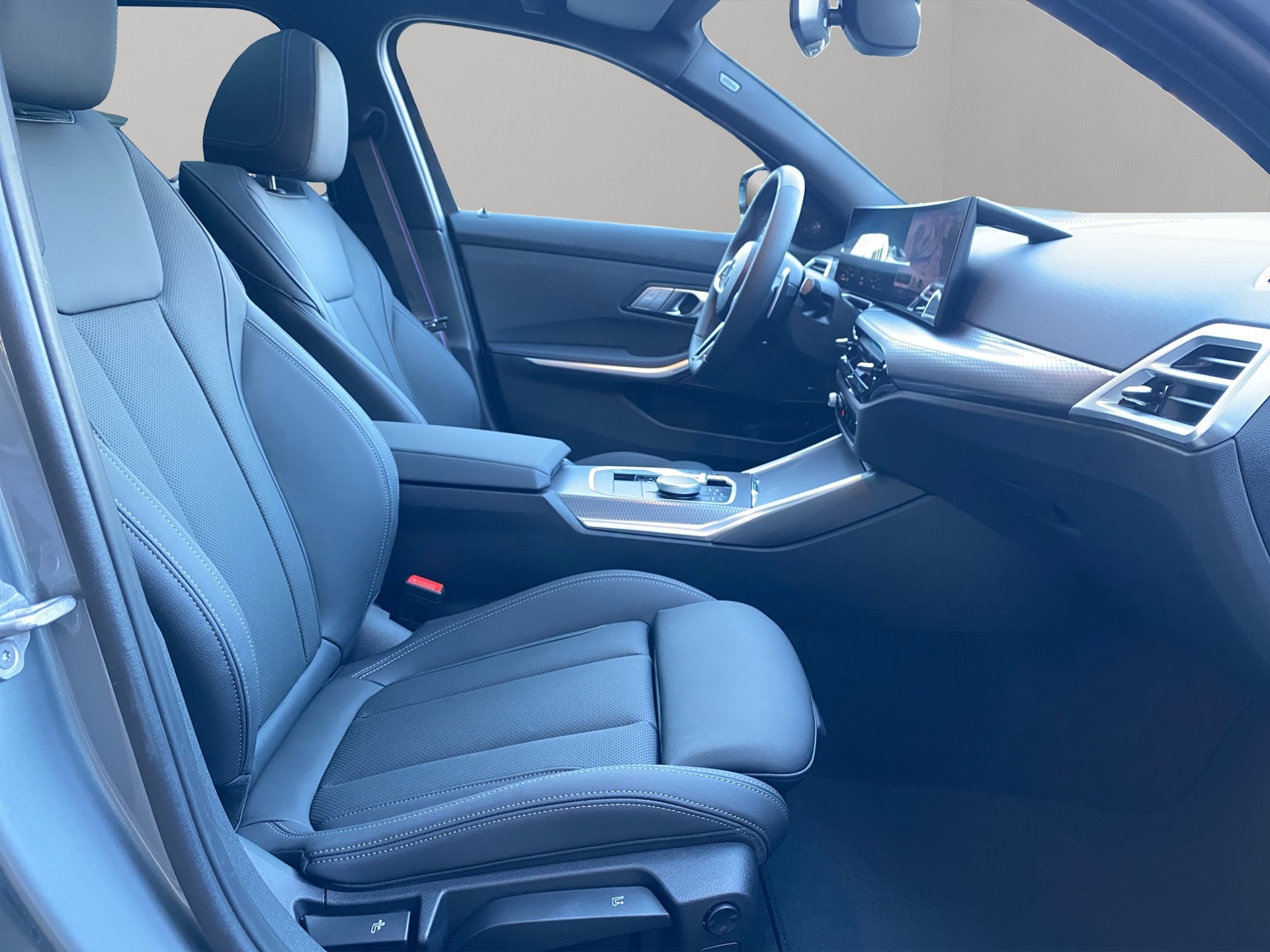 BMW 330e x DriveTouring Steptronic M Sport Pro-image-19