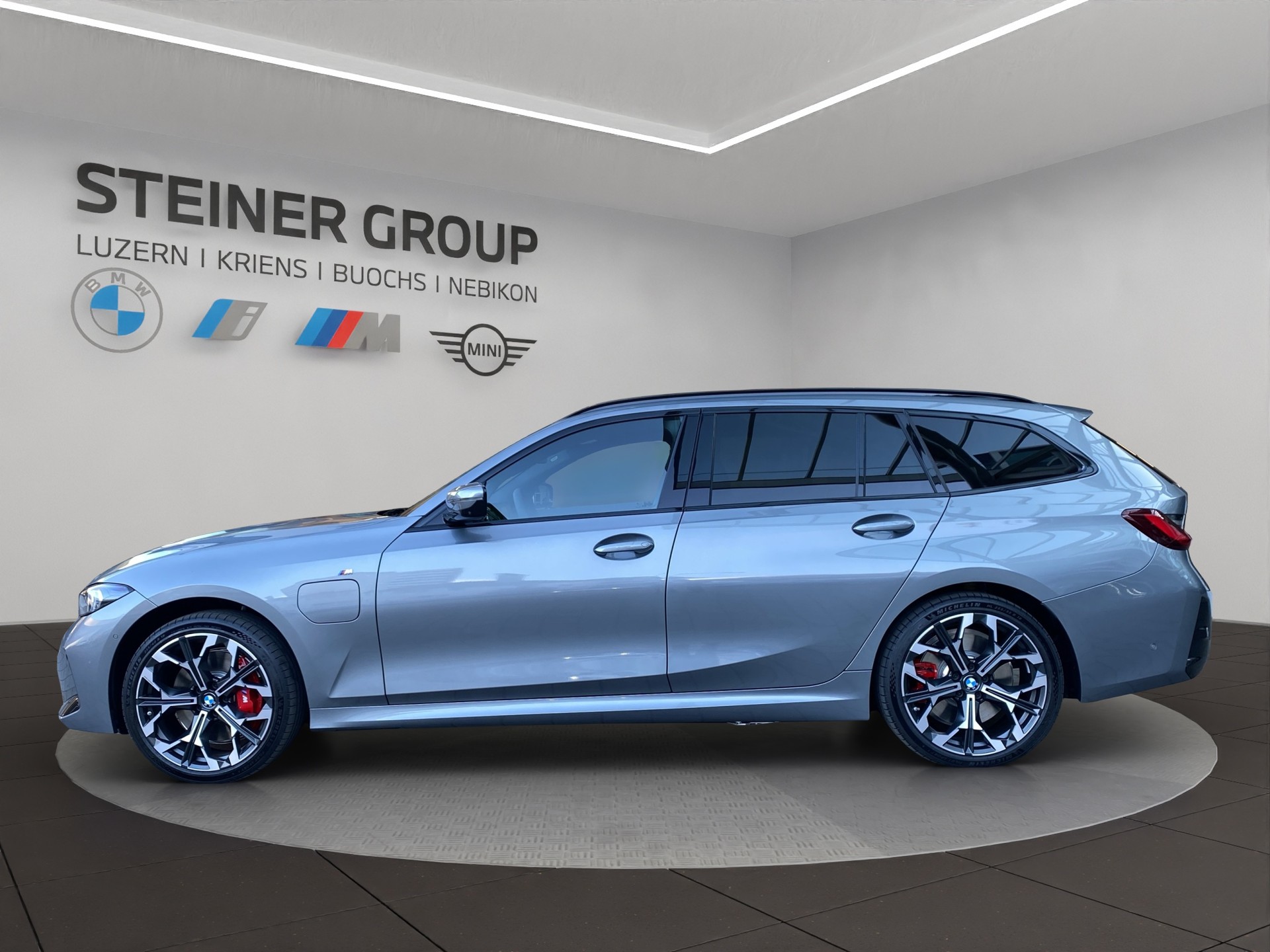 BMW 330e x DriveTouring Steptronic M Sport Pro-image-7