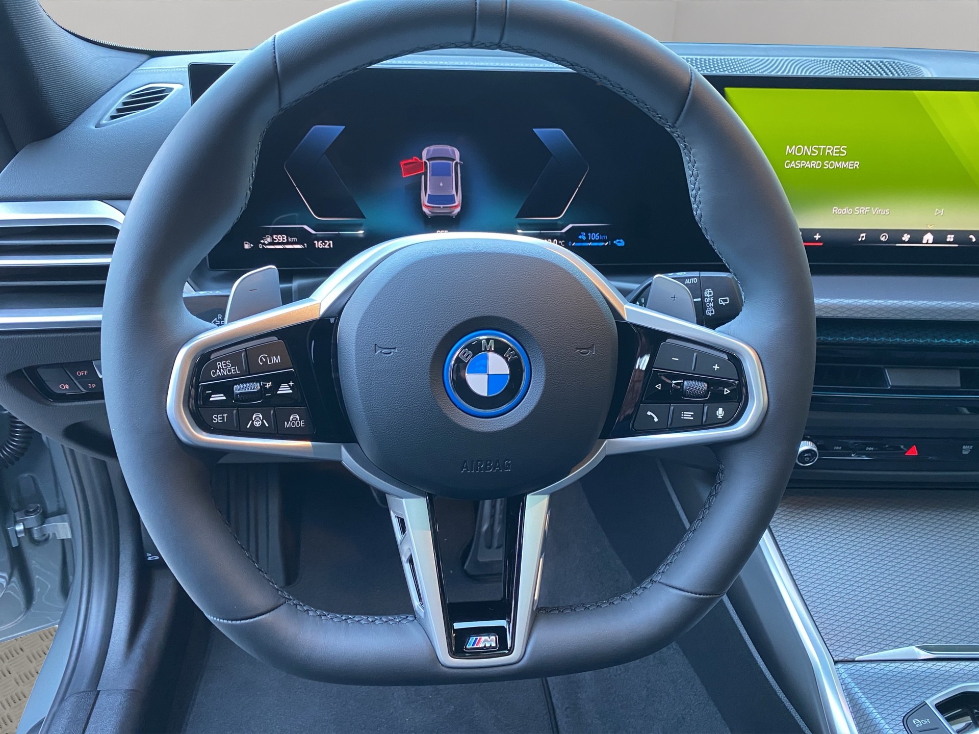 BMW 330e x DriveTouring Steptronic M Sport Pro-image-12