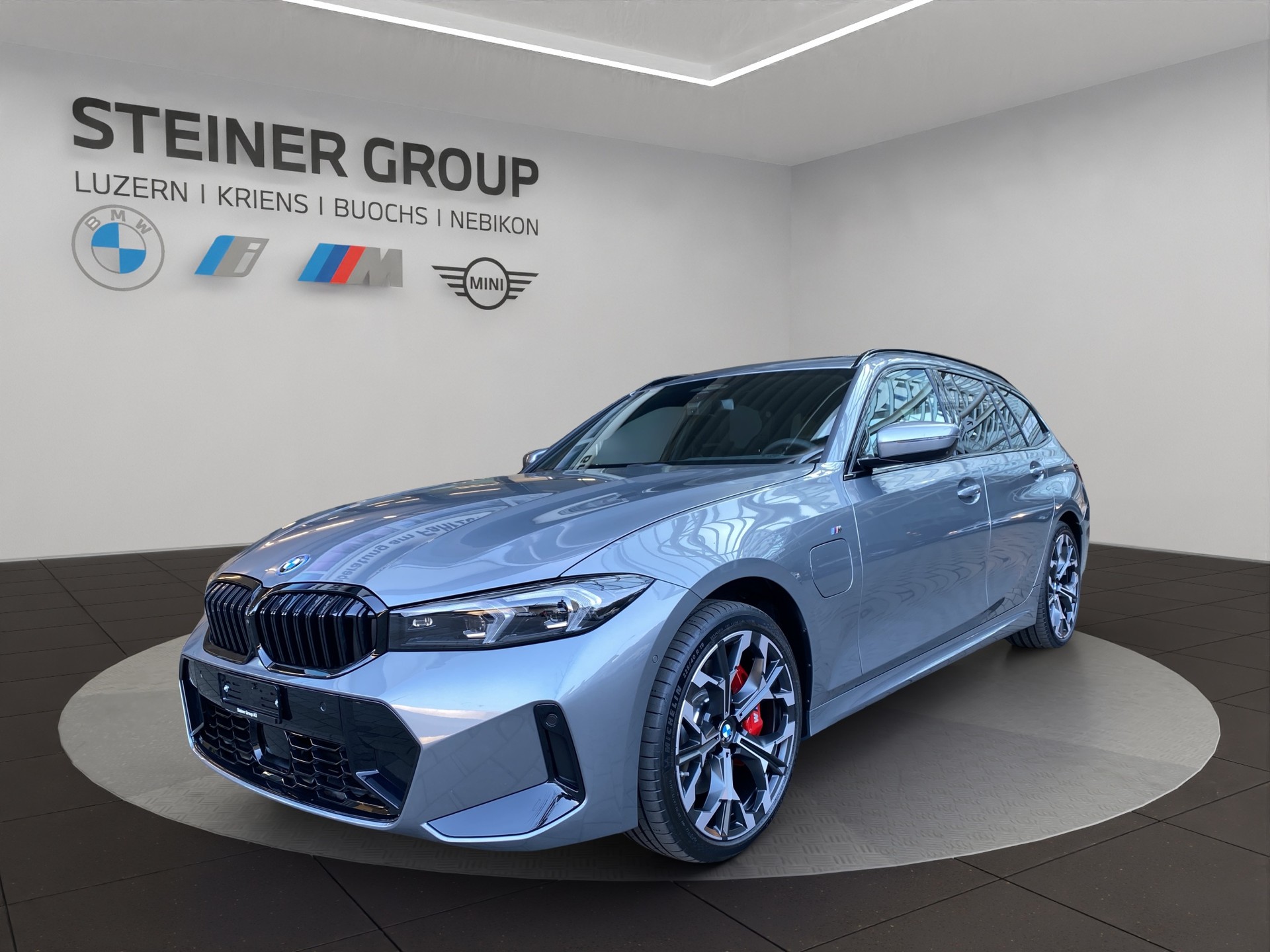 BMW 330e x DriveTouring Steptronic M Sport Pro-image-0