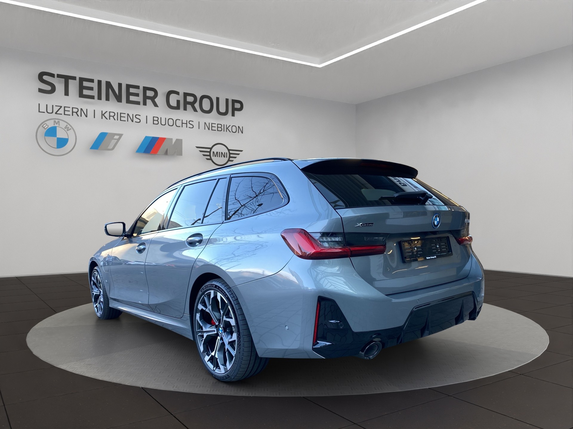 BMW 330e x DriveTouring Steptronic M Sport Pro-image-6