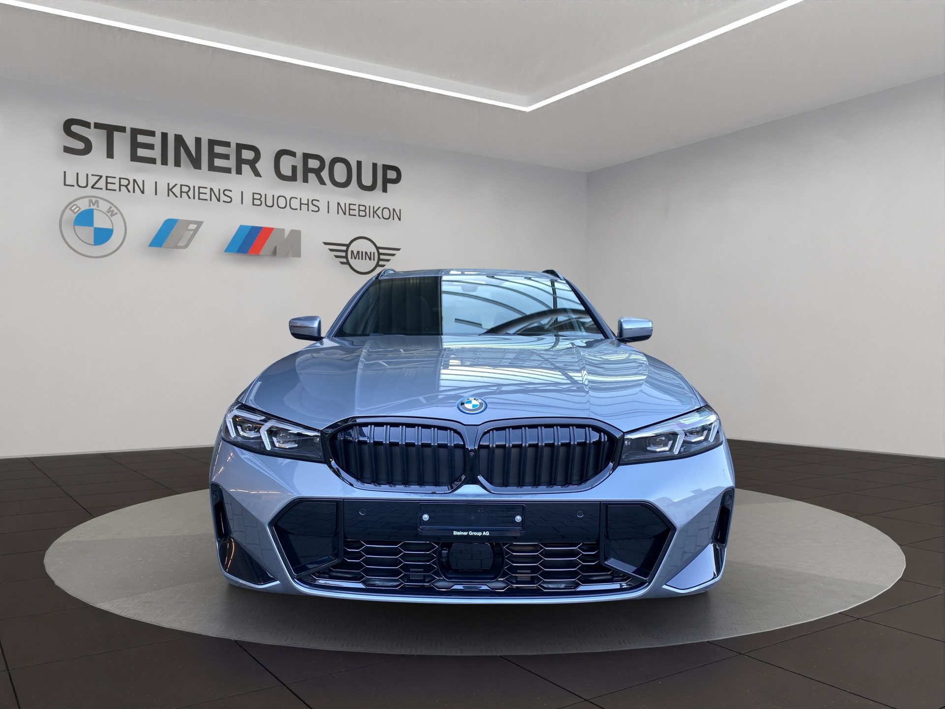 BMW 330e x DriveTouring Steptronic M Sport Pro-image-1
