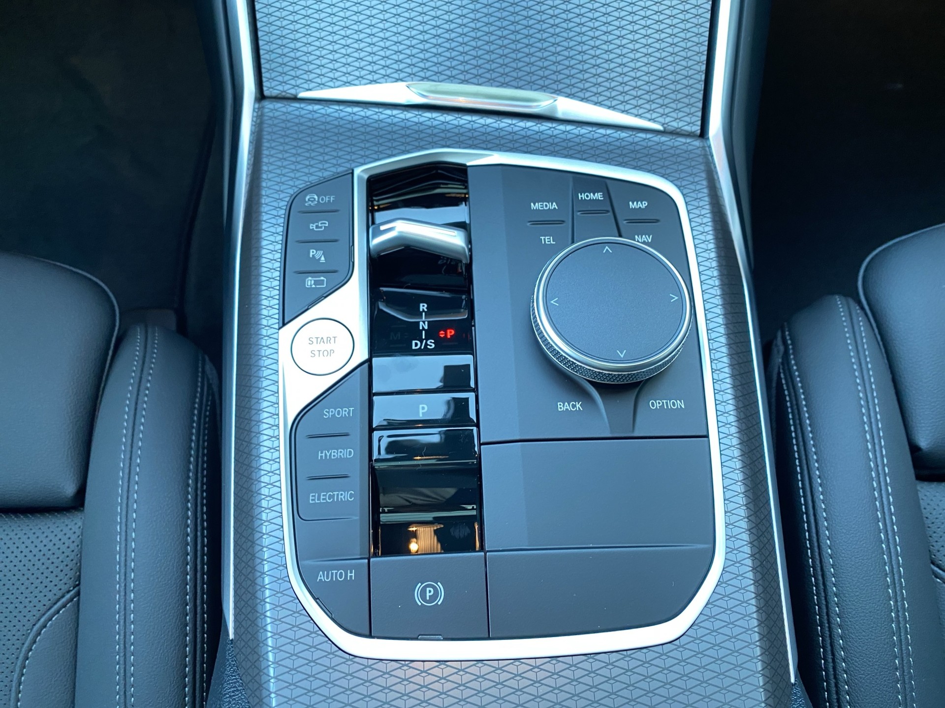 BMW 330e x DriveTouring Steptronic M Sport Pro-image-15