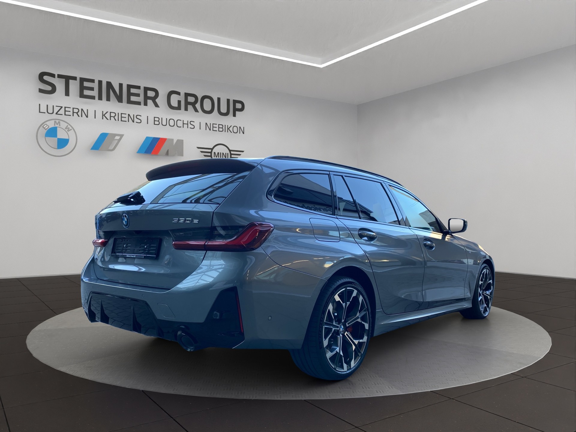 BMW 330e x DriveTouring Steptronic M Sport Pro-image-4