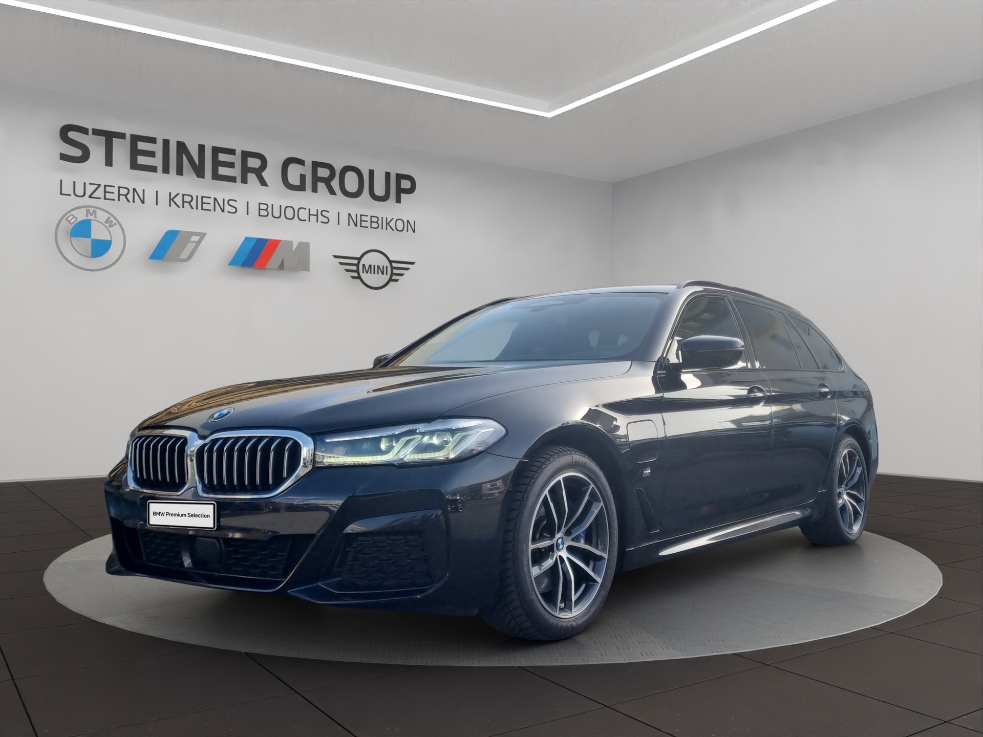 BMW 530e xDrive Touring M Sport Steptronic-image-0