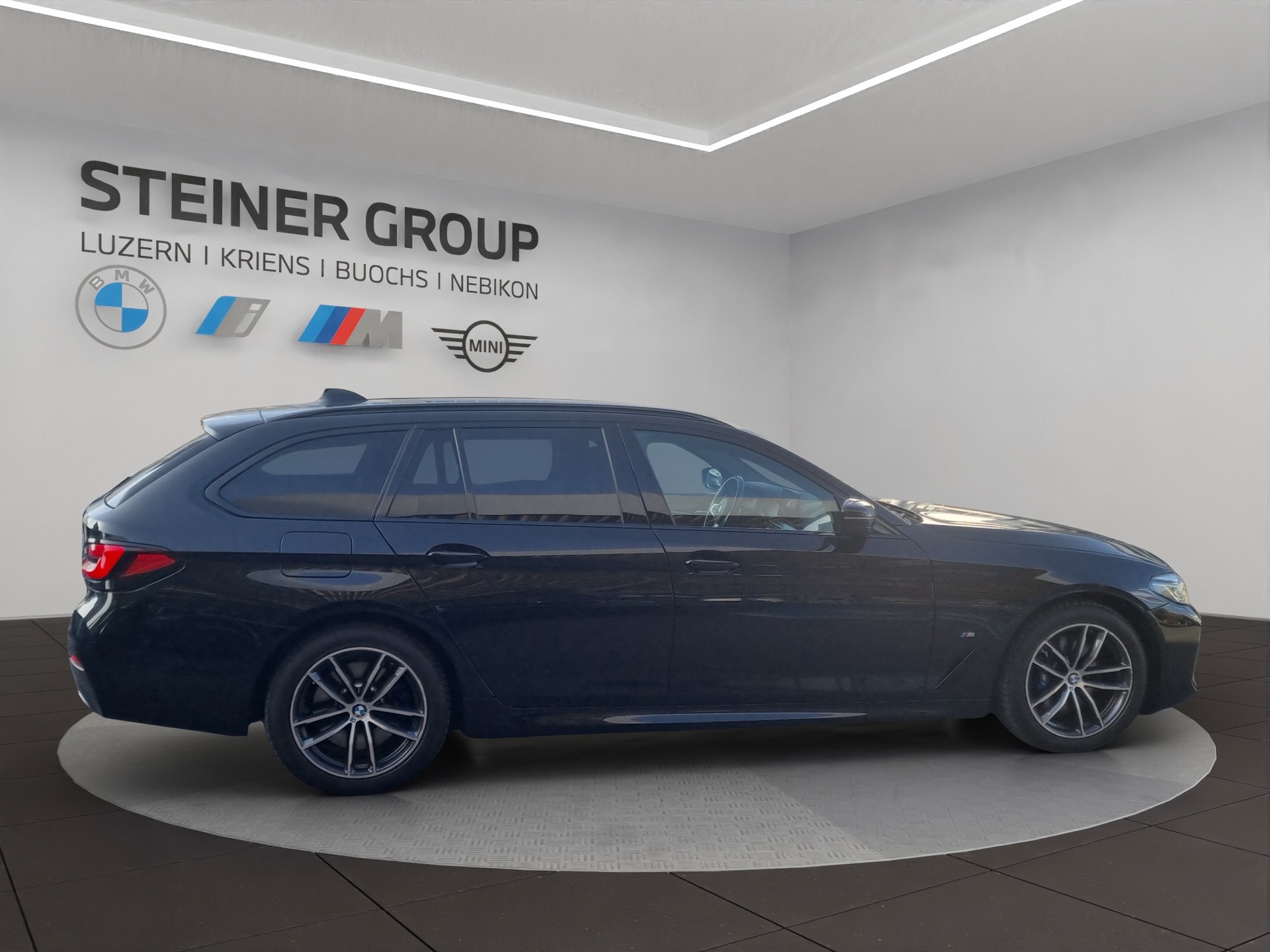 BMW 530e xDrive Touring M Sport Steptronic-image-3