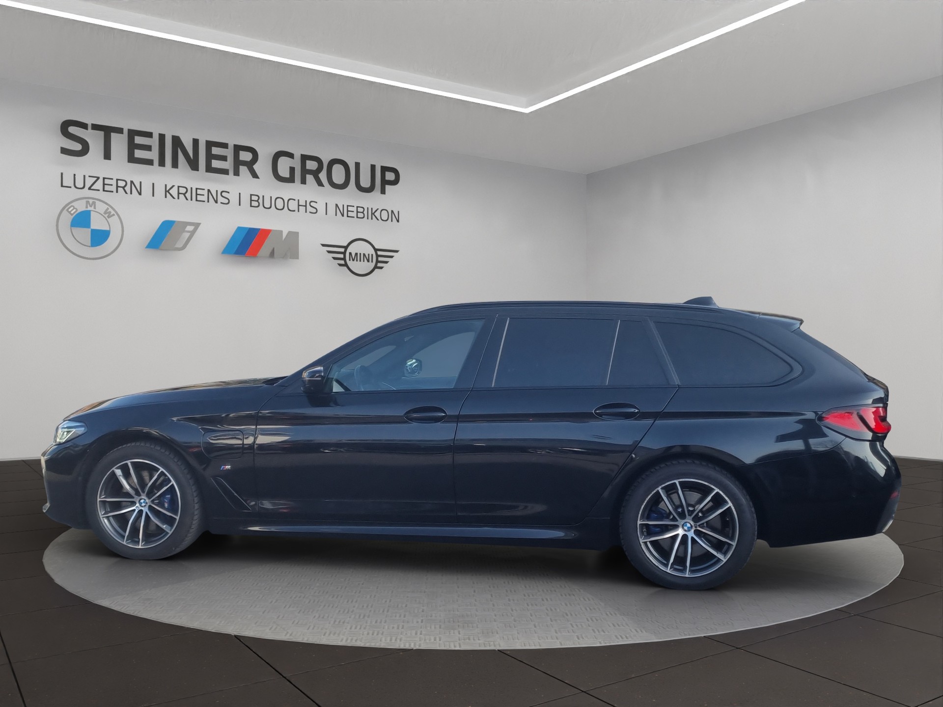 BMW 530e xDrive Touring M Sport Steptronic-image-7