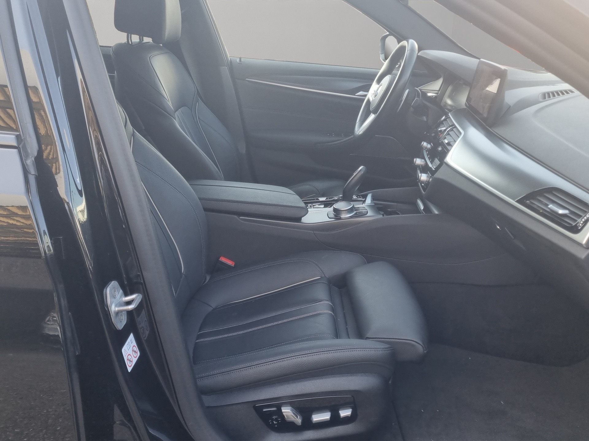 BMW 530e xDrive Touring M Sport Steptronic-image-21
