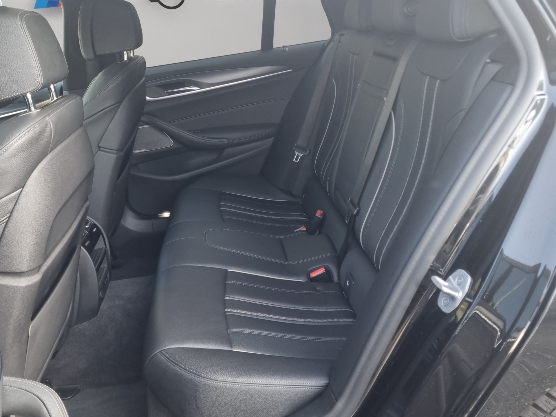 BMW 530e xDrive Touring M Sport Steptronic-image-19