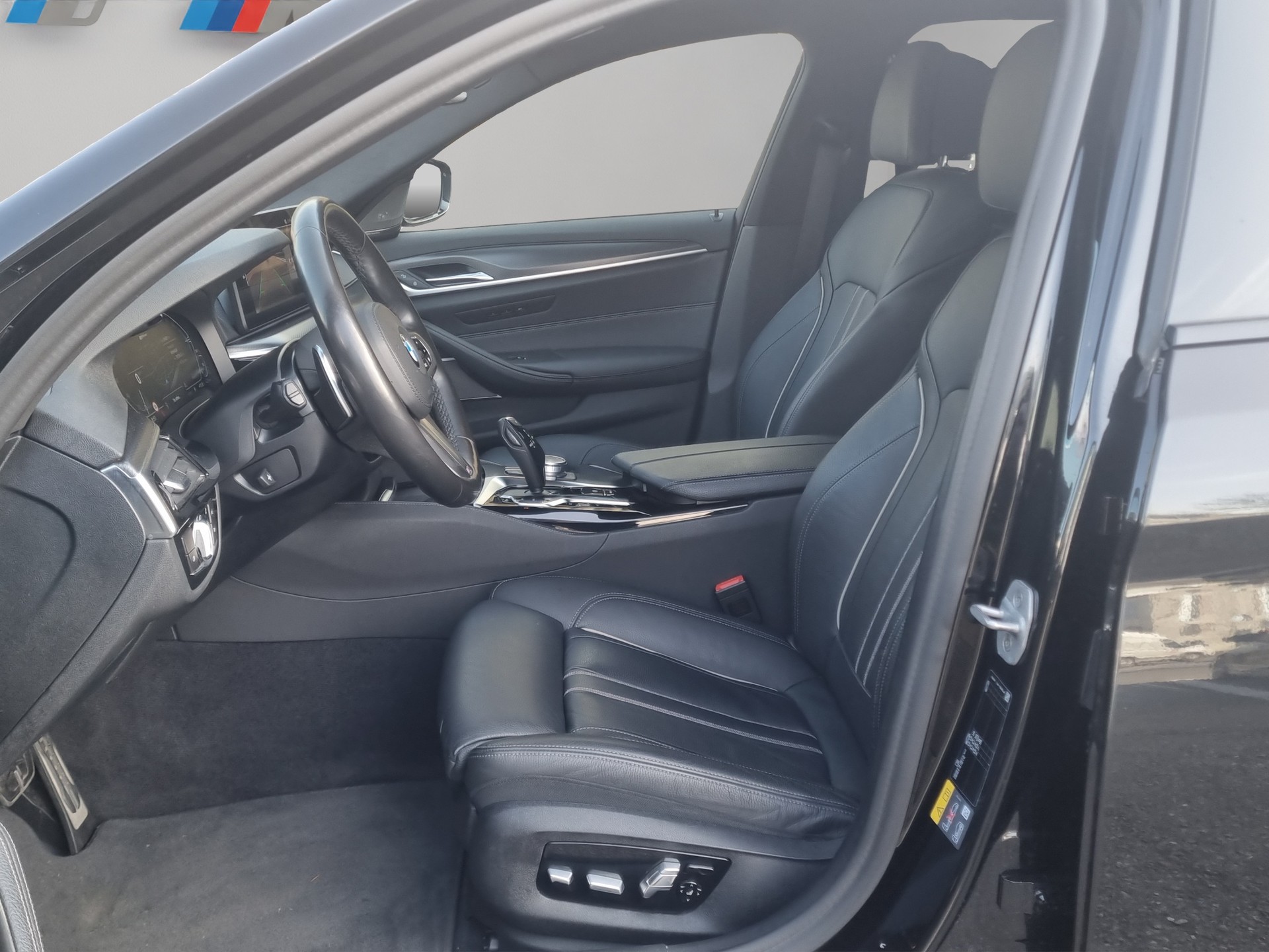 BMW 530e xDrive Touring M Sport Steptronic-image-11