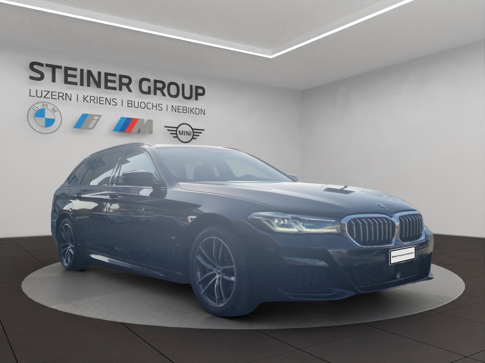 BMW 530e xDrive Touring M Sport Steptronic-image-2