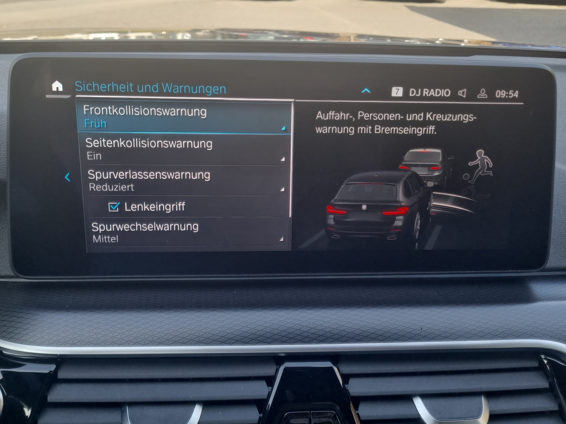 BMW 530e xDrive Touring M Sport Steptronic-image-24