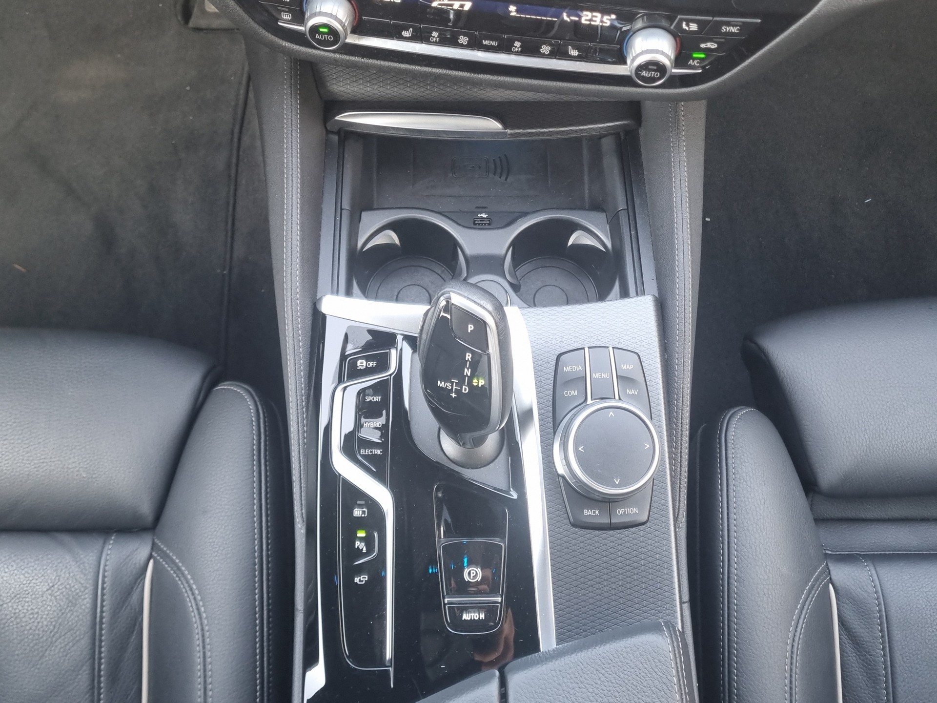 BMW 530e xDrive Touring M Sport Steptronic-image-17
