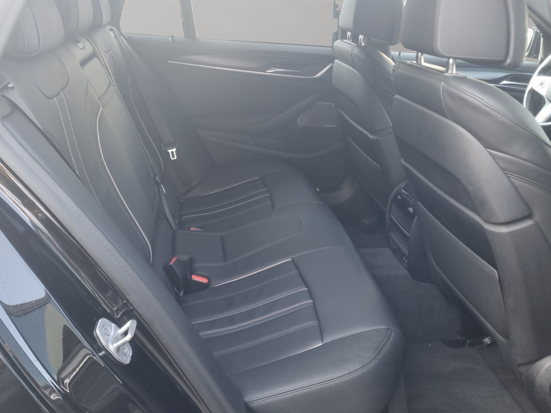 BMW 530e xDrive Touring M Sport Steptronic-image-22