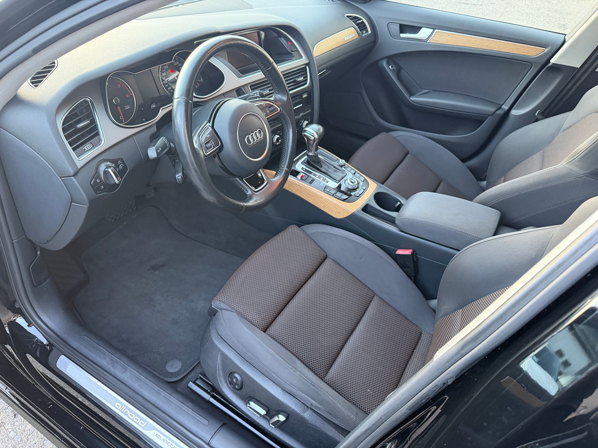 AUDI A4 allroad 3.0 TDI quattro S-tronic-image-4