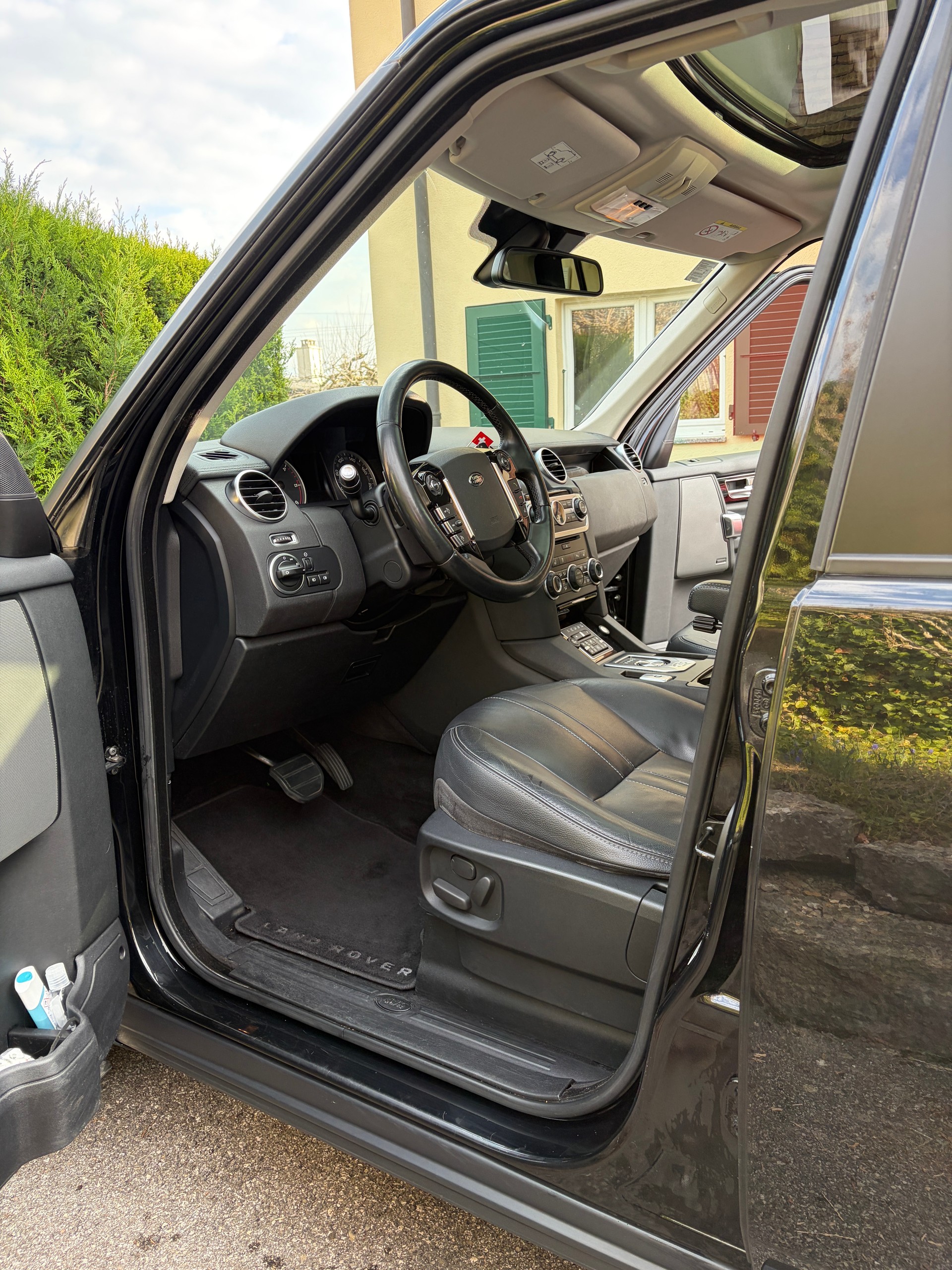 LAND ROVER Discovery 3.0 SDV6 HSE Automatic-image-4
