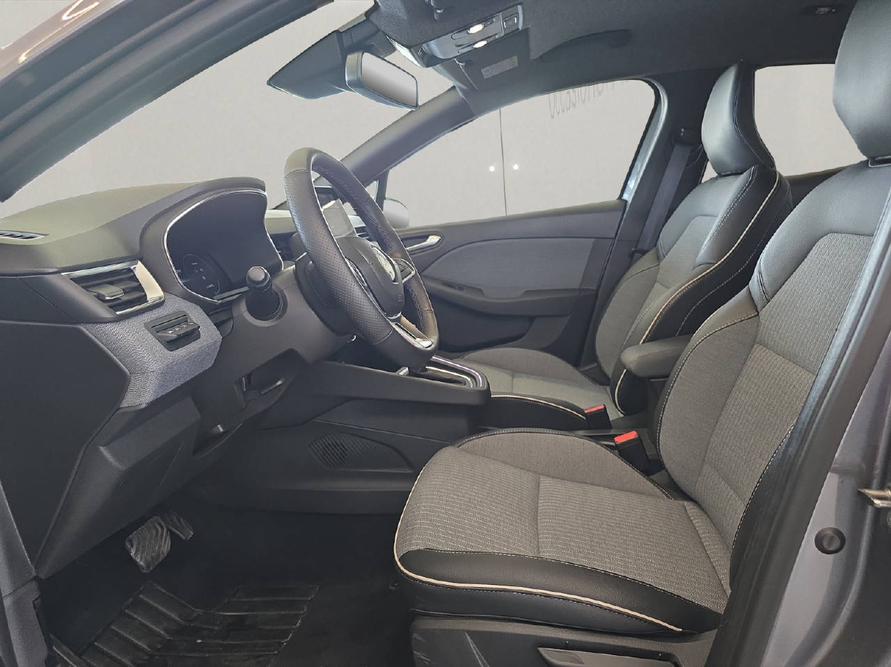 RENAULT Clio 1.6 E-Tech techno-image-3