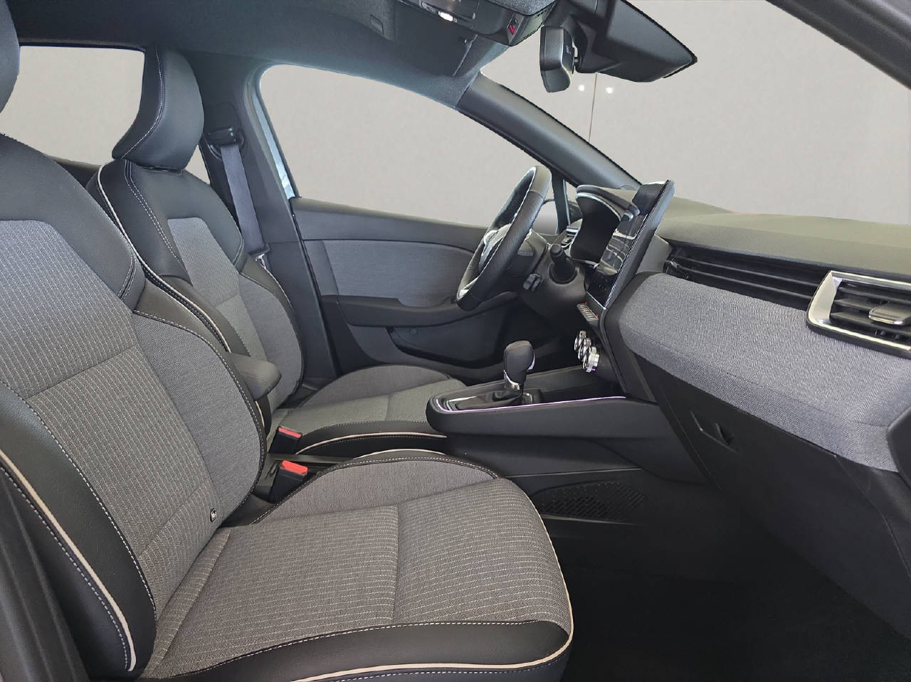 RENAULT Clio 1.6 E-Tech techno-image-8