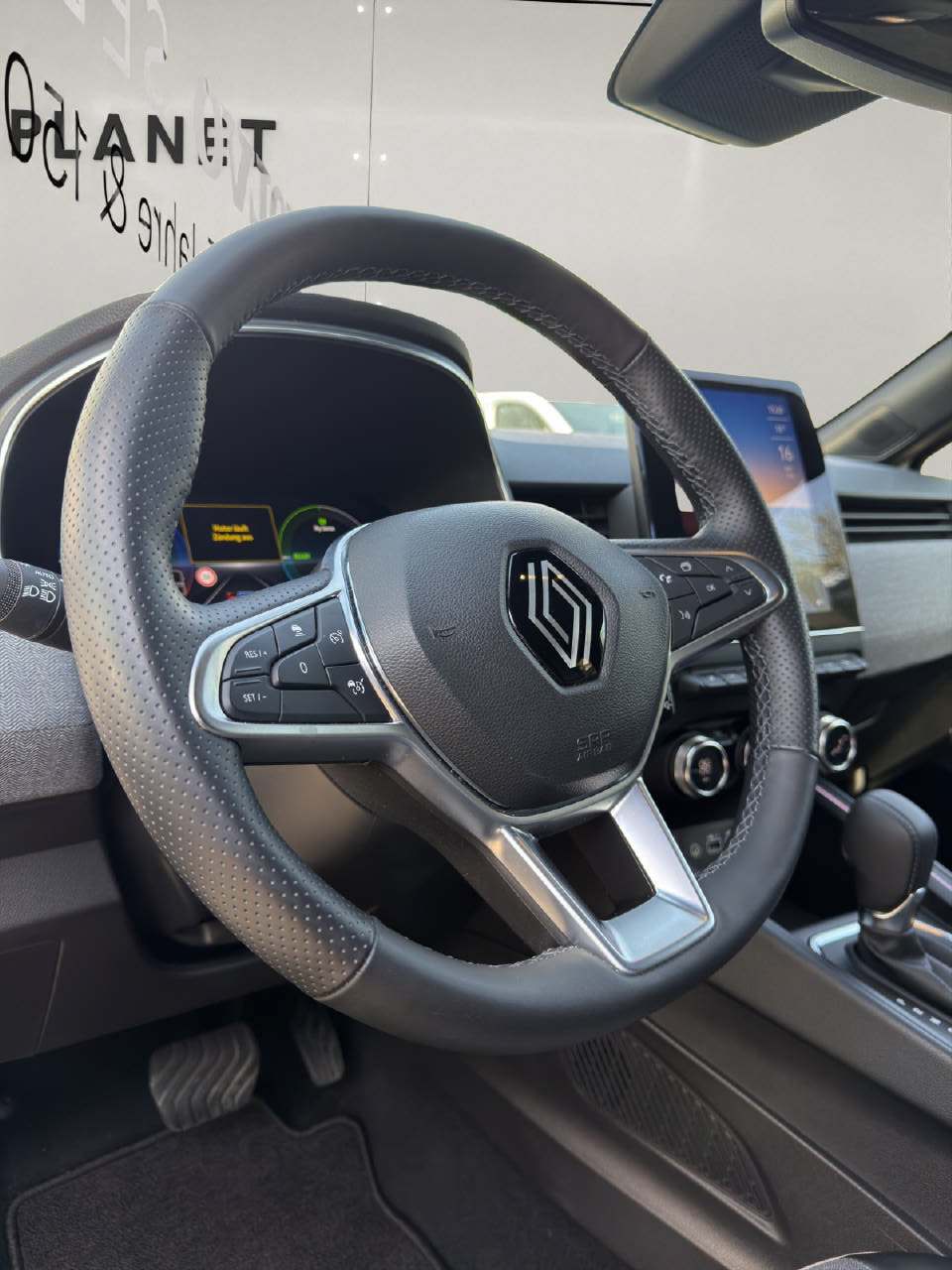RENAULT Clio 1.6 E-Tech techno-image-5