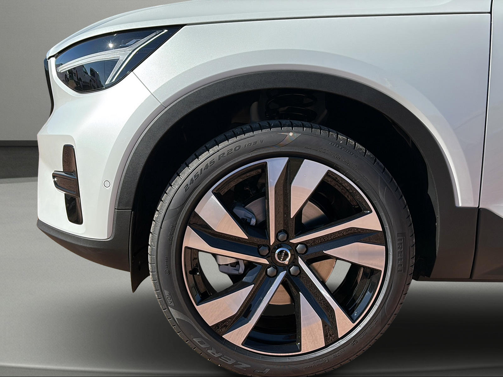 VOLVO XC40 B3 Benzin Mild Hybrid Plus Dark DCT-image-2