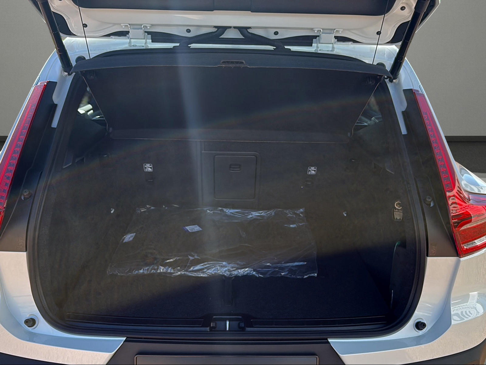 VOLVO XC40 B3 Benzin Mild Hybrid Plus Dark DCT-image-9
