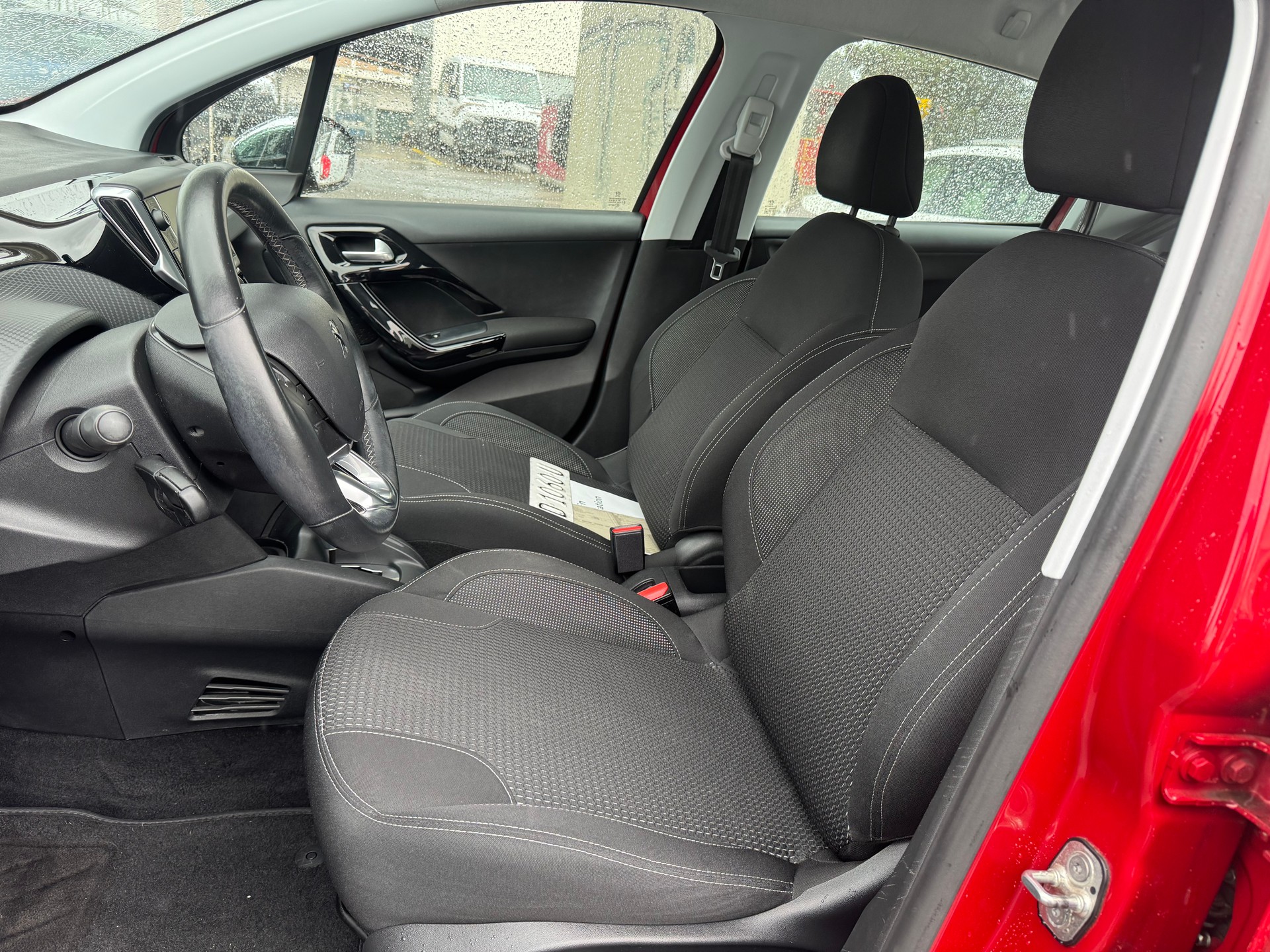 PEUGEOT 208 1.2 PureTech Active EAT6-image-8