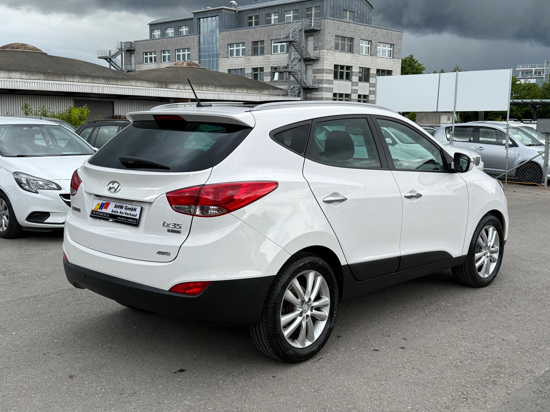 HYUNDAI iX 35 2.0 CRDi Premium 4WD Automatic / Frisch ab MFK & Service / 1 Jahr Garantie / Navi / Leder / Panoramadach-image-3