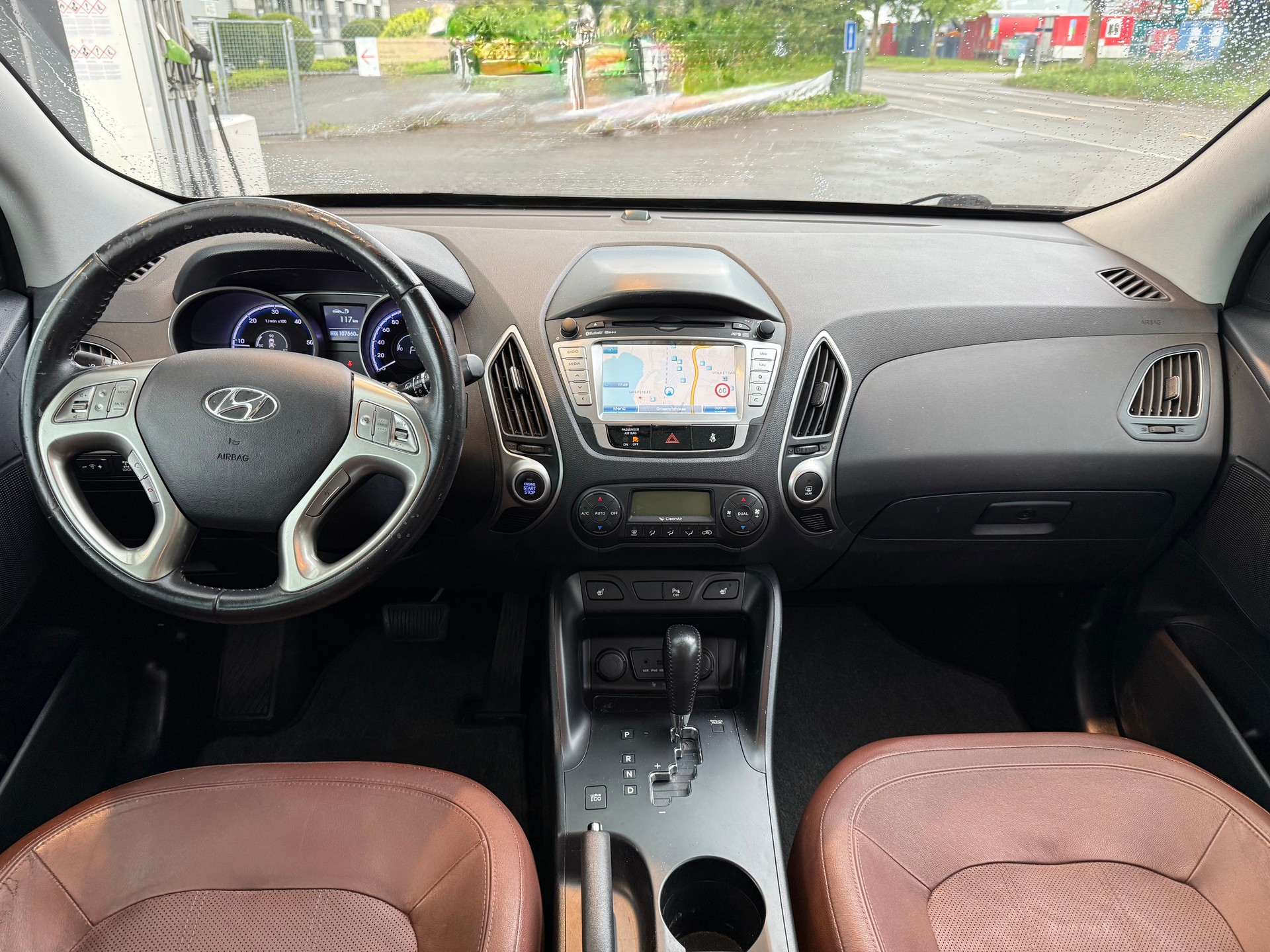 HYUNDAI iX 35 2.0 CRDi Premium 4WD Automatic / Frisch ab MFK & Service / 1 Jahr Garantie / Navi / Leder / Panoramadach-image-9