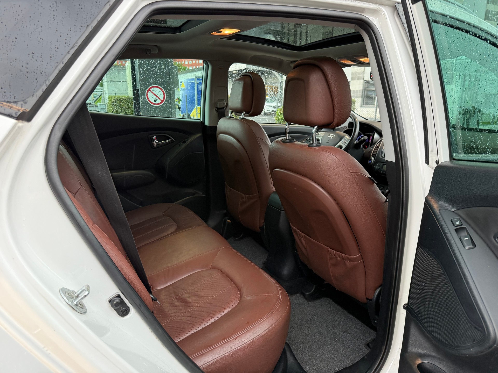 HYUNDAI iX 35 2.0 CRDi Premium 4WD Automatic / Frisch ab MFK & Service / 1 Jahr Garantie / Navi / Leder / Panoramadach-image-12