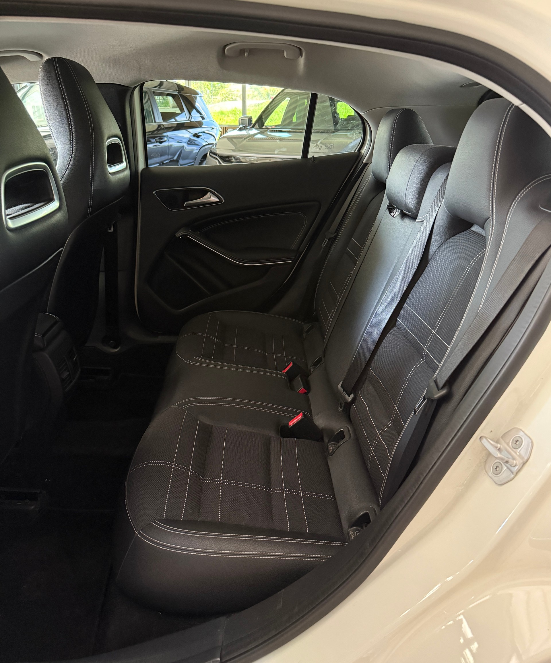 MERCEDES-BENZ GLA 220 d Urban 4Matic 7G-DCT-image-12
