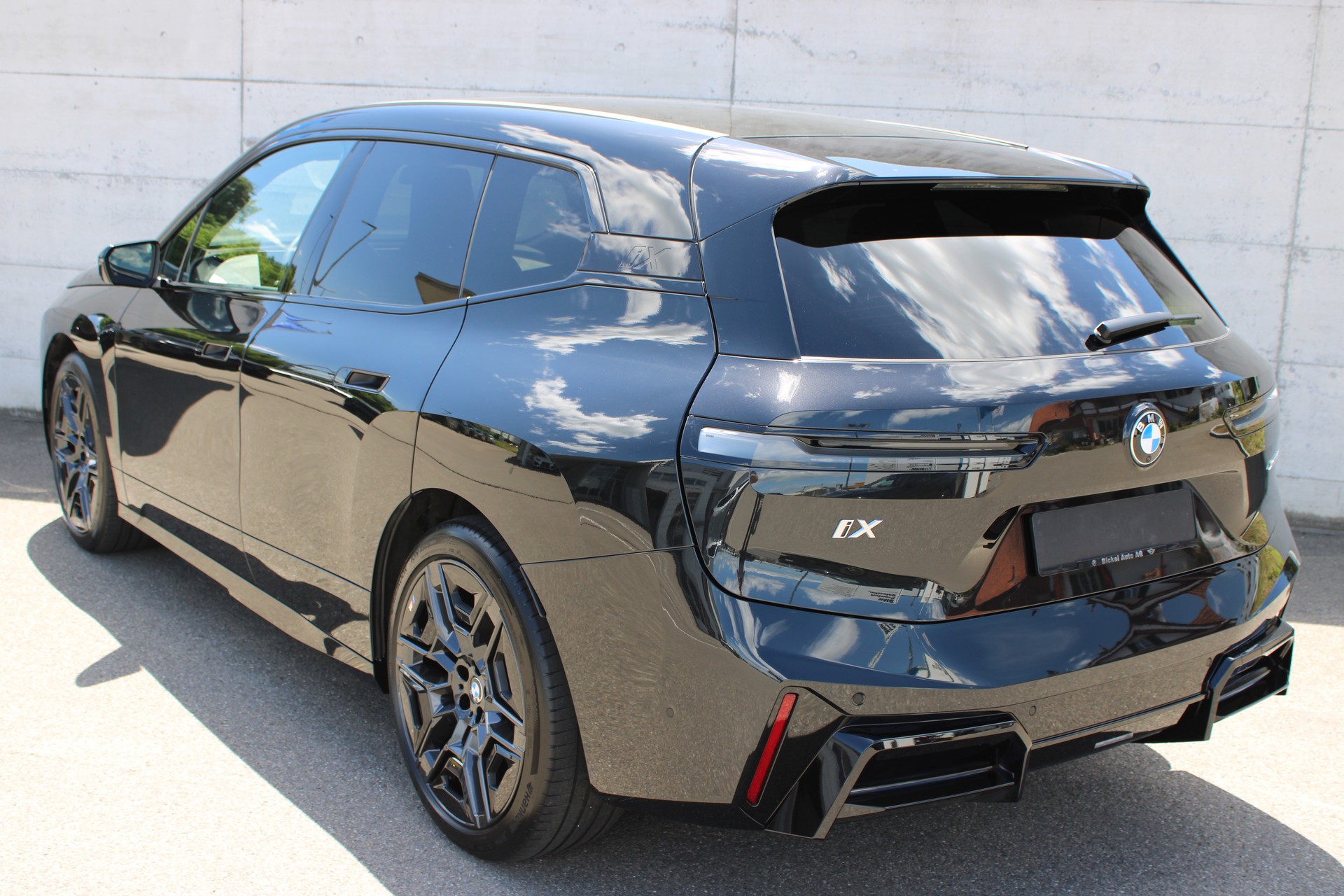 BMW iX xDrive60 M Sport Pro-showroom-element-3