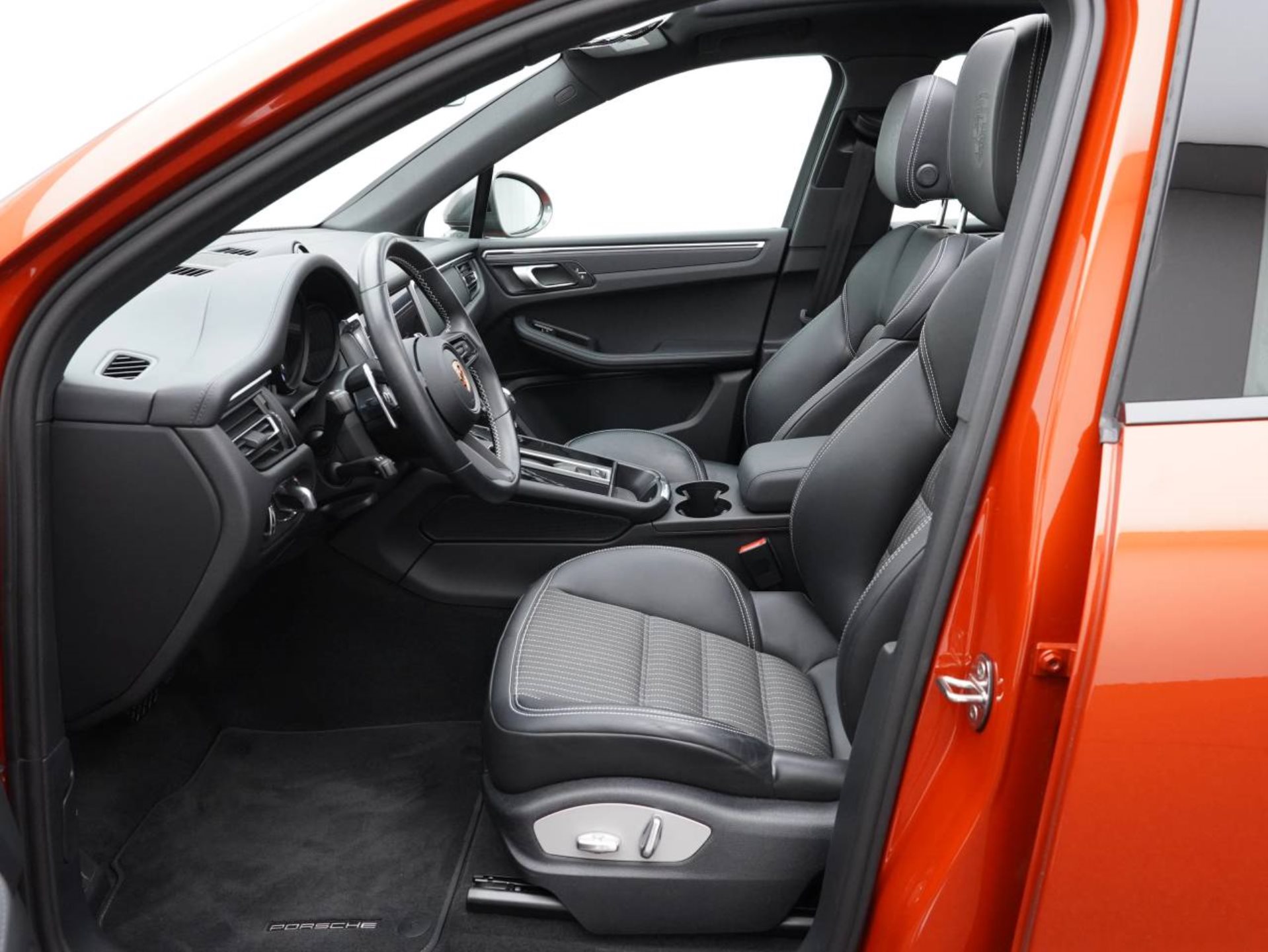 PORSCHE Macan T-image-4