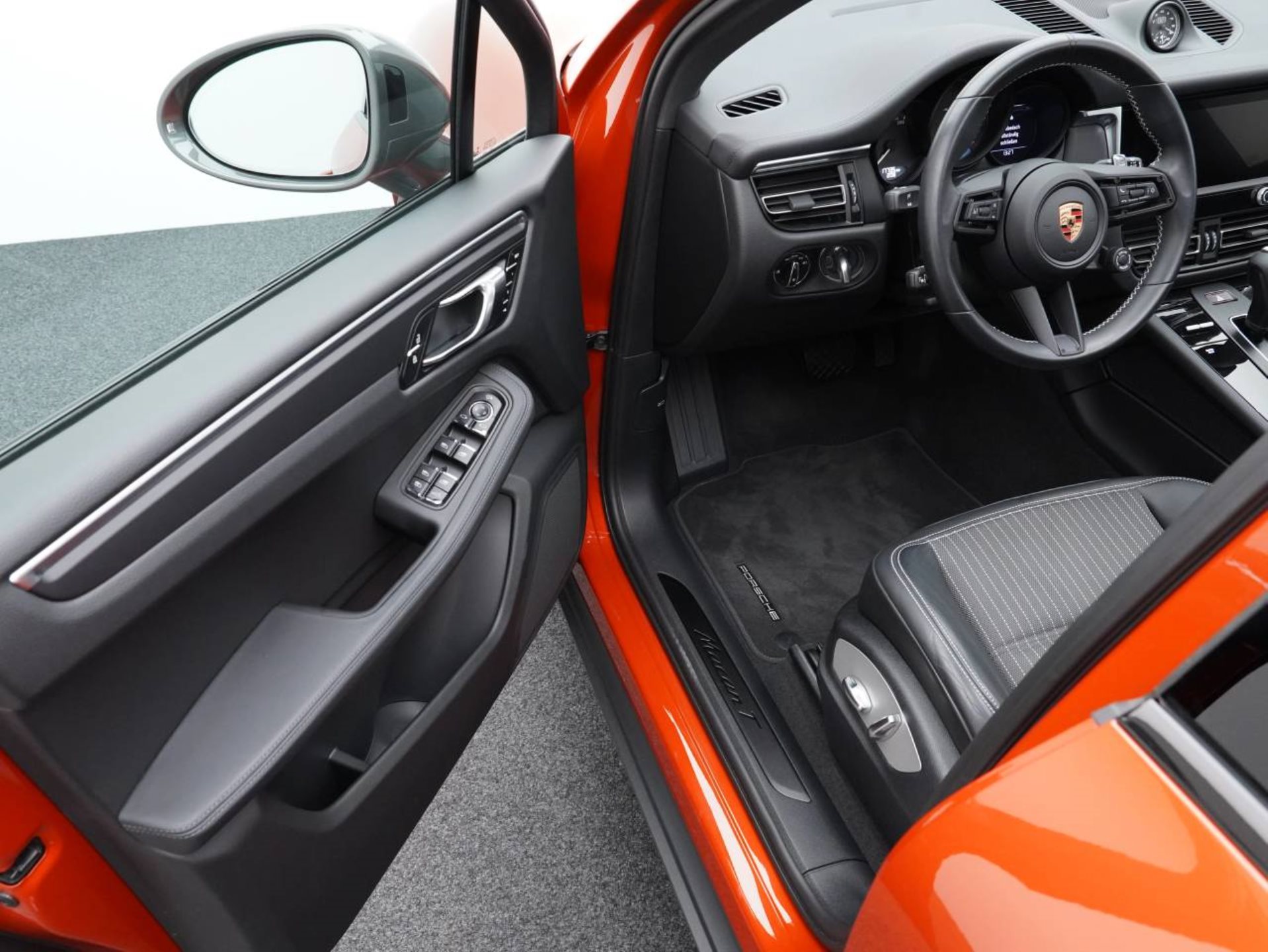 PORSCHE Macan T-image-3