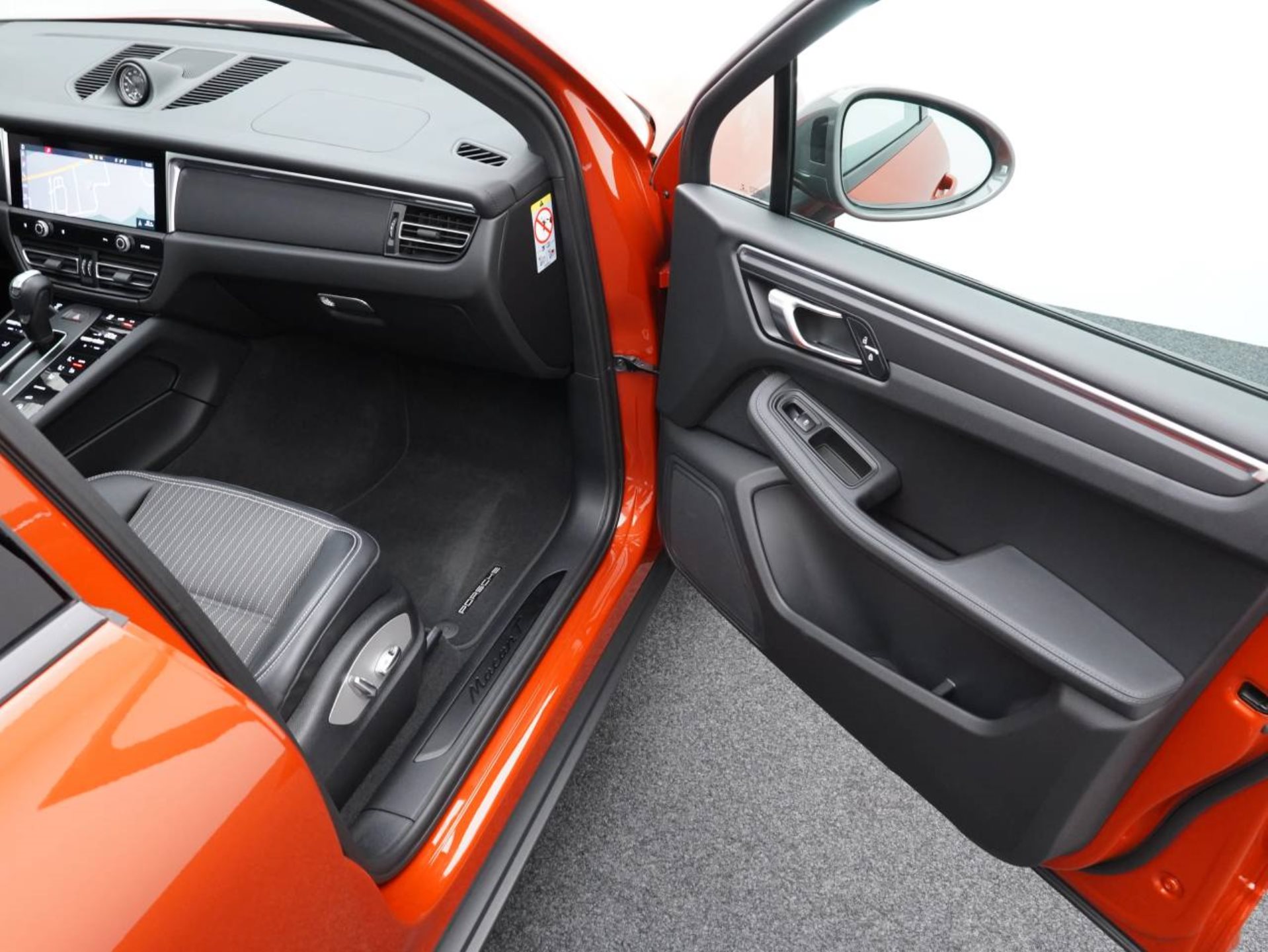 PORSCHE Macan T-image-23