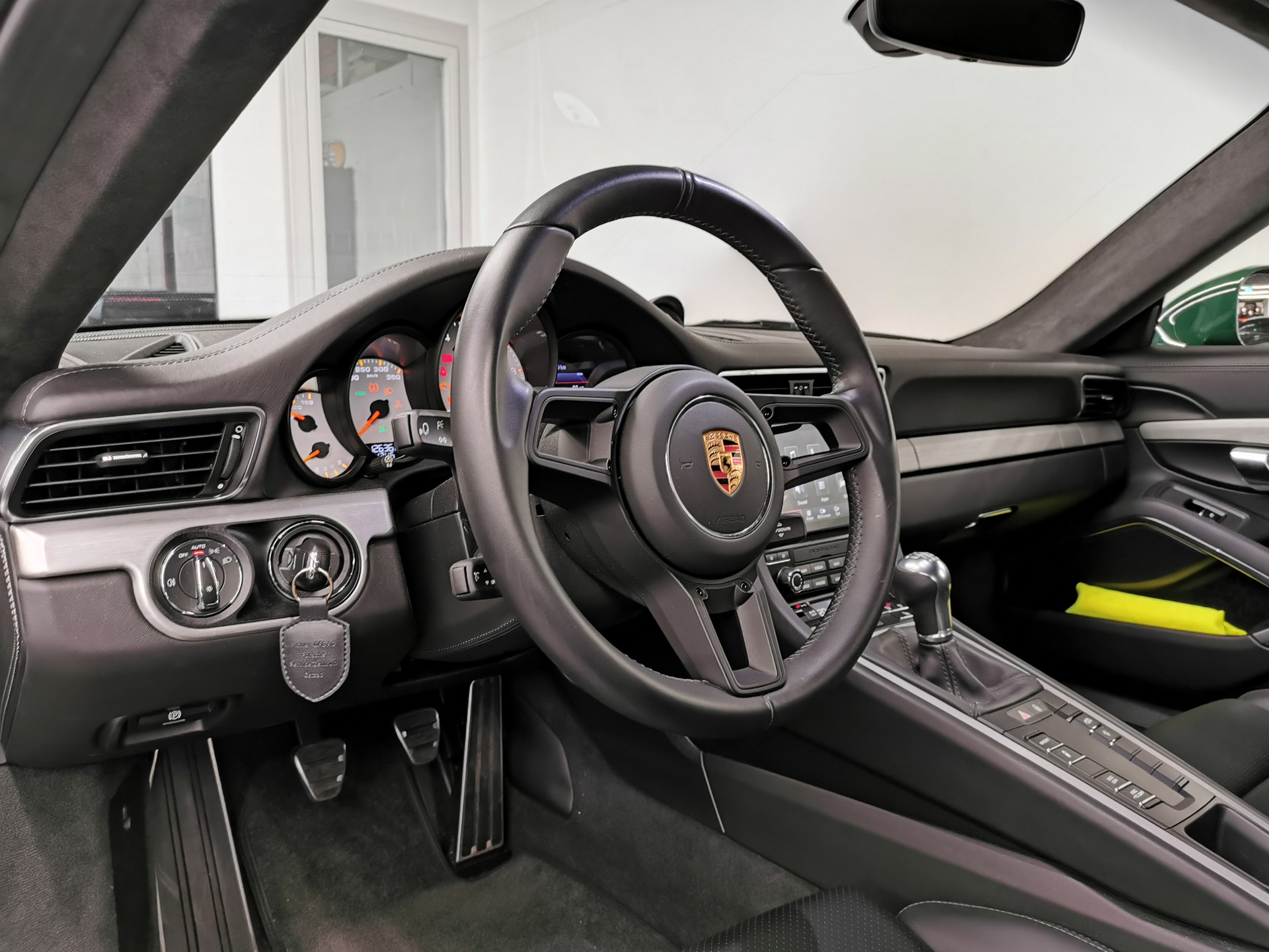 PORSCHE 911 GT3 991.2 TOURING PCCB HANDSCHALTER OHNE OPF PTS IRISH GREEN UNIKAT CH-AUTO EXCLUSIVE PERFEKT KEINE RENNSTRECKE LEDER ETC.-image-2