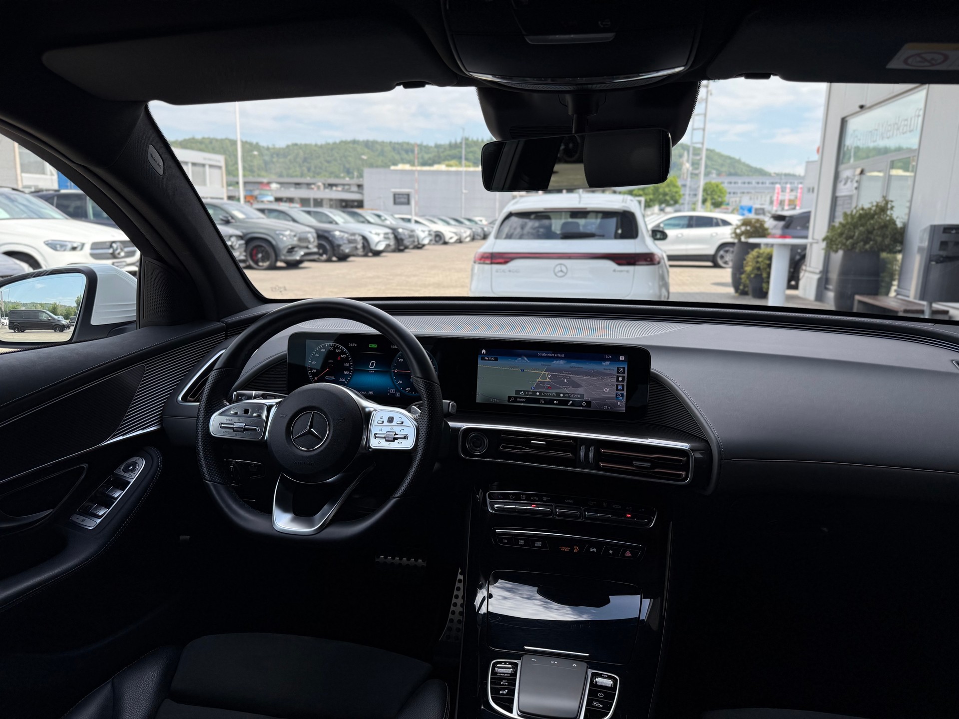 MERCEDES-BENZ EQC 400 AMG Line 4Matic-image-4