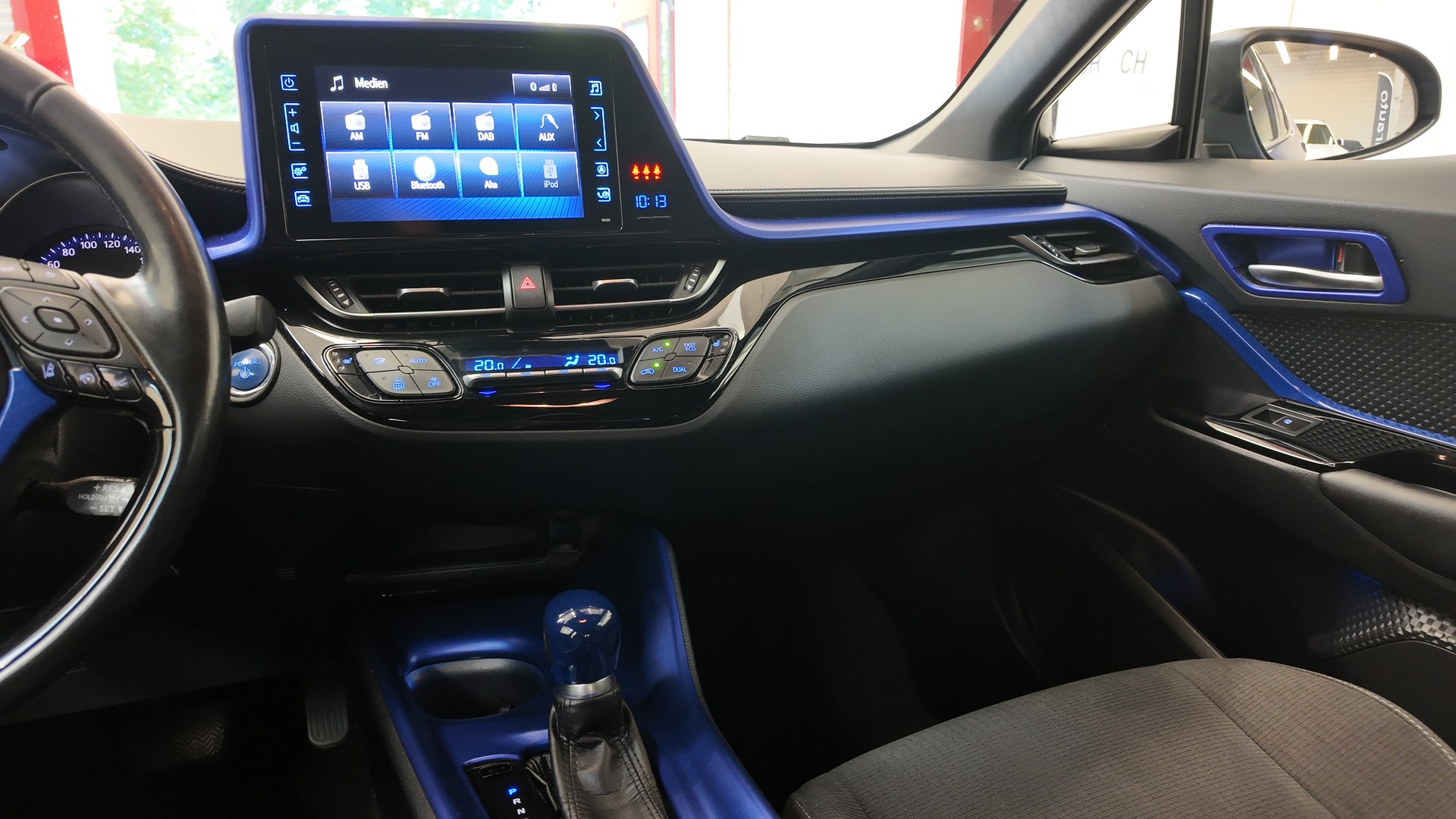 TOYOTA C-HR 1.8 HSD Limited CVT-image-8
