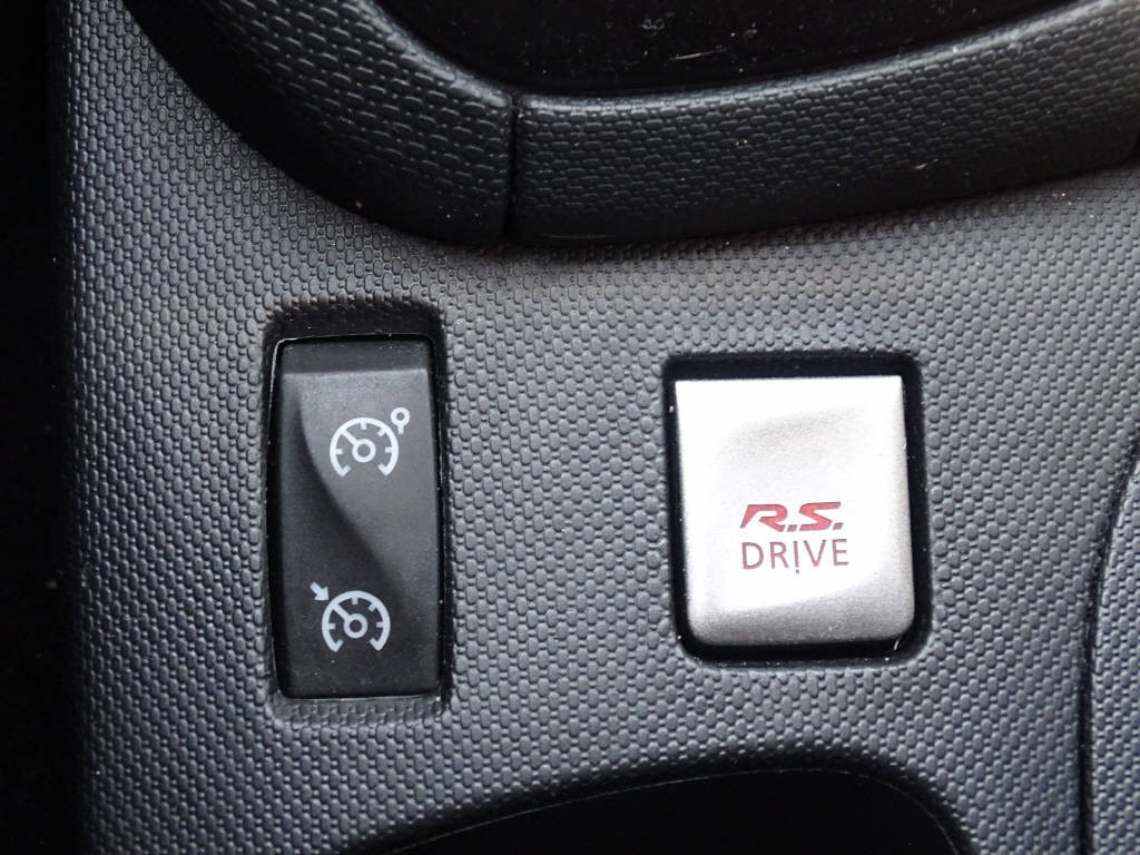 RENAULT Clio Sport 1.6 T 200 RS-image-11