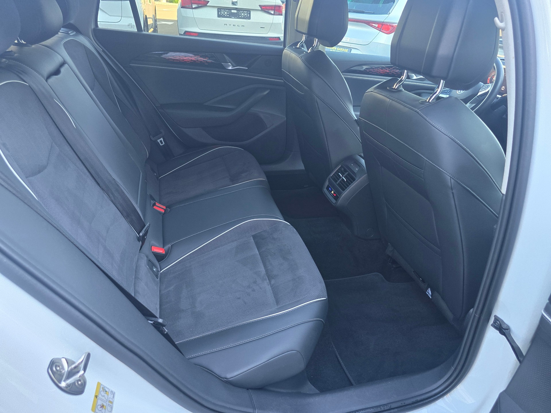 VW Passat Variant 2.0 TDI evo Business DSG-image-10