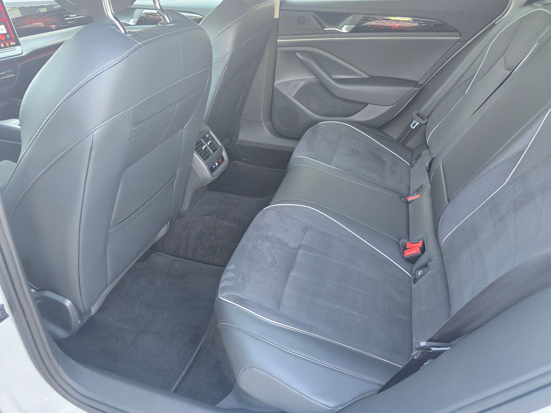 VW Passat Variant 2.0 TDI evo Business DSG-image-8