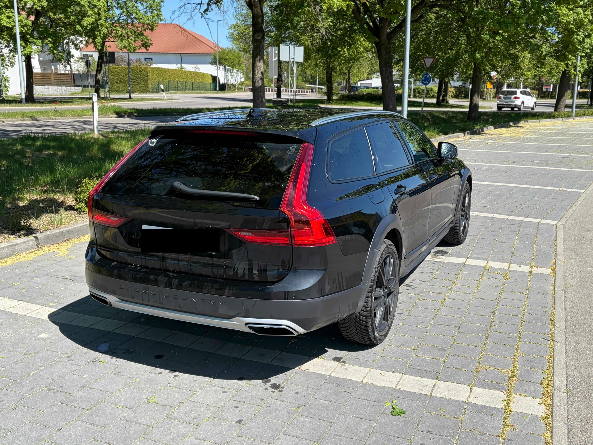 VOLVO V90 Cross Country-image-1