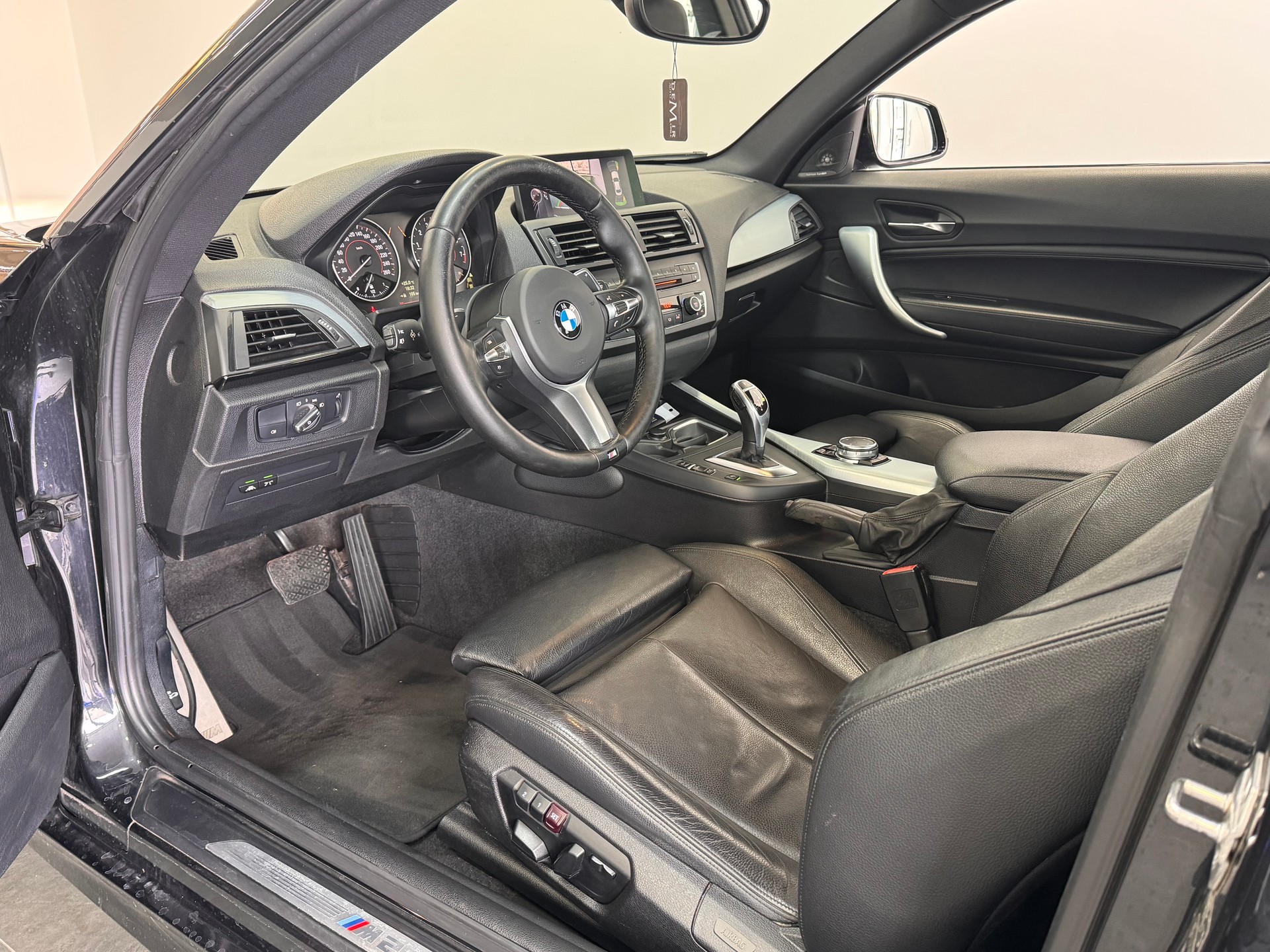 BMW M235i xDrive Steptronic *H/K Soundsystem / Keyless / Rückfahrkamera / Adaptives Fahrwerk / CH-Fahrzeug*-image-6