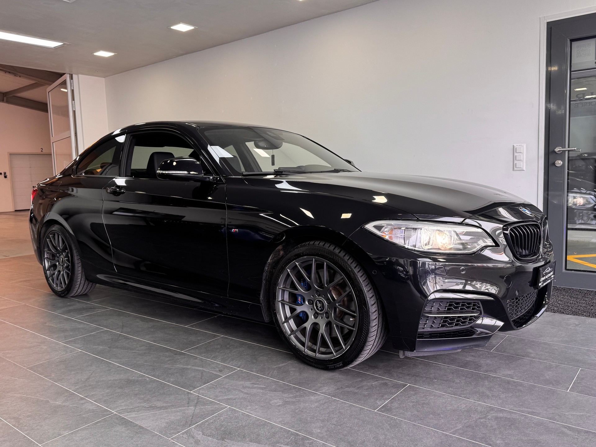 BMW M235i xDrive Steptronic *H/K Soundsystem / Keyless / Rückfahrkamera / Adaptives Fahrwerk / CH-Fahrzeug*-image-2