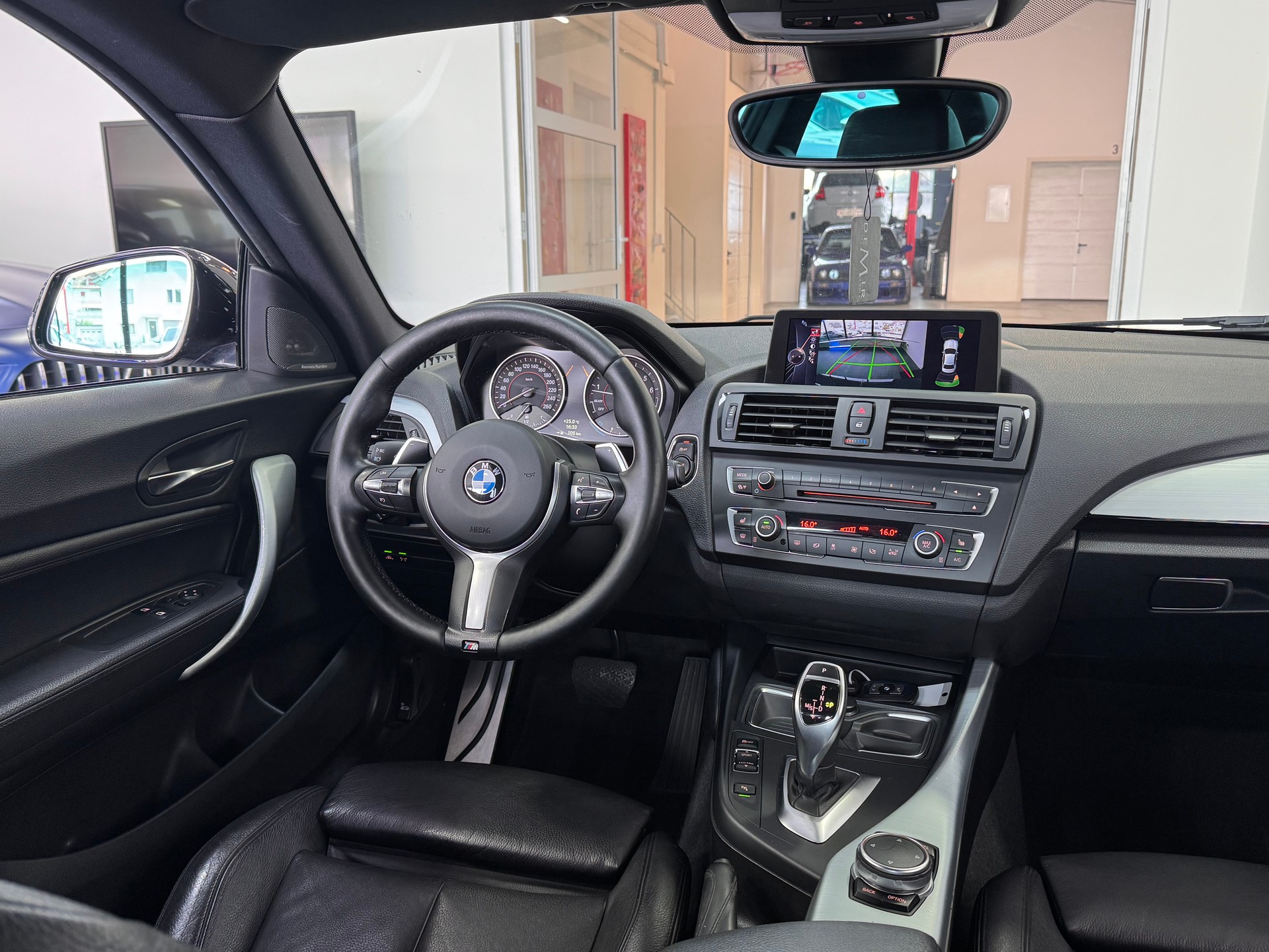 BMW M235i xDrive Steptronic *H/K Soundsystem / Keyless / Rückfahrkamera / Adaptives Fahrwerk / CH-Fahrzeug*-image-12