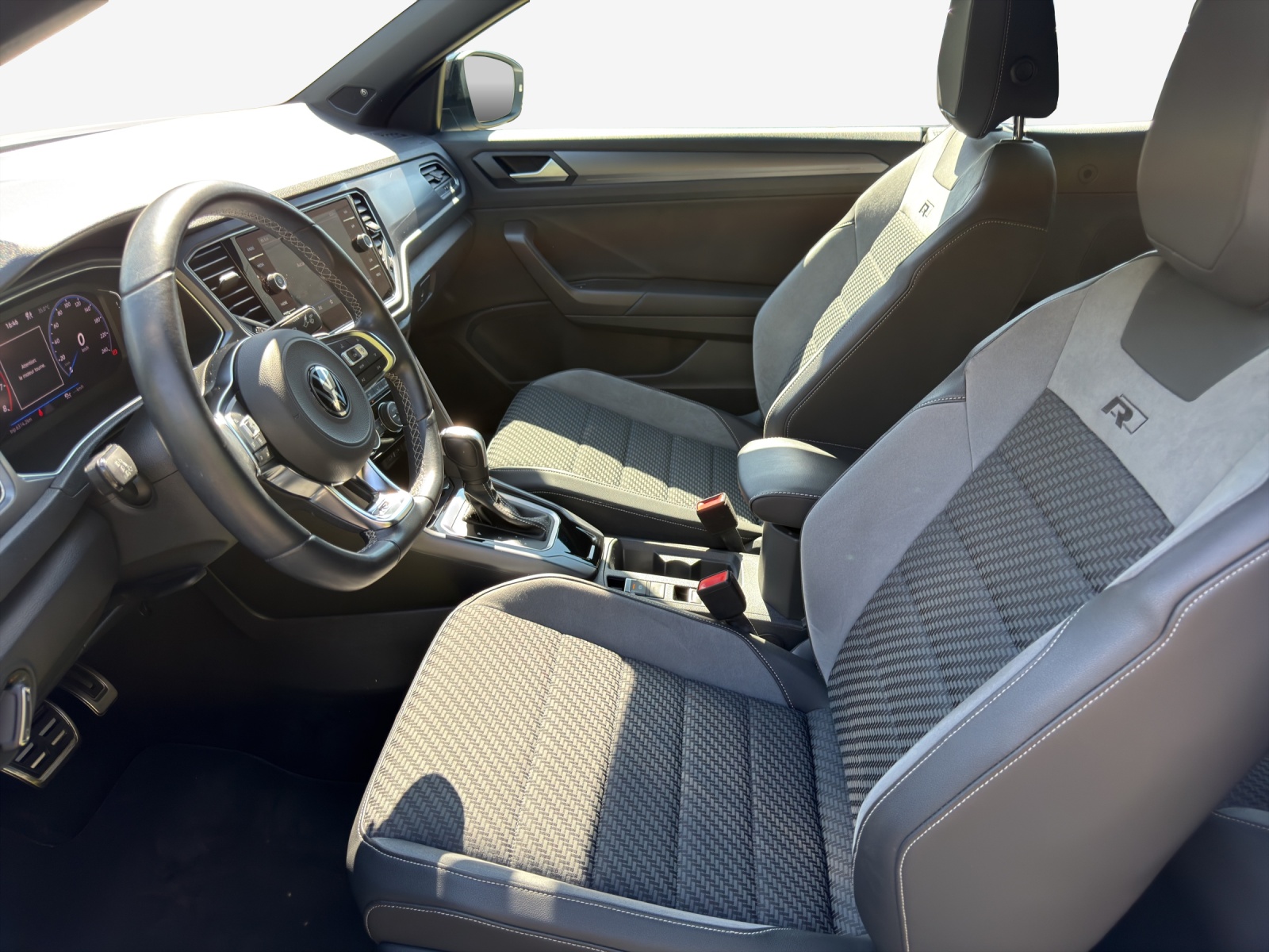 VW T-Roc Cabriolet 1.5 TSI EVO Black & White DSG-image-7