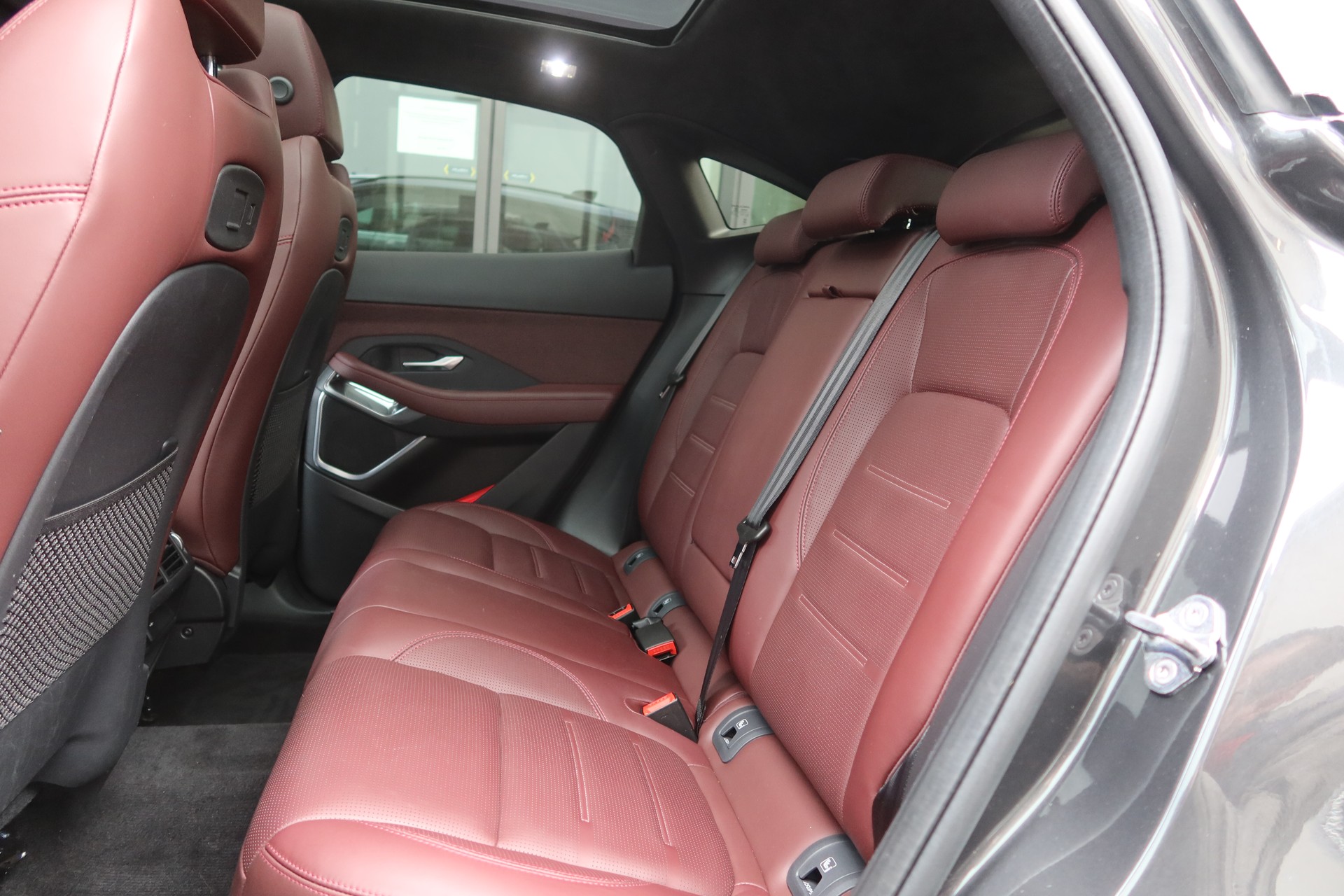 JAGUAR E-Pace 1.5 P300e AWD HSE-image-7