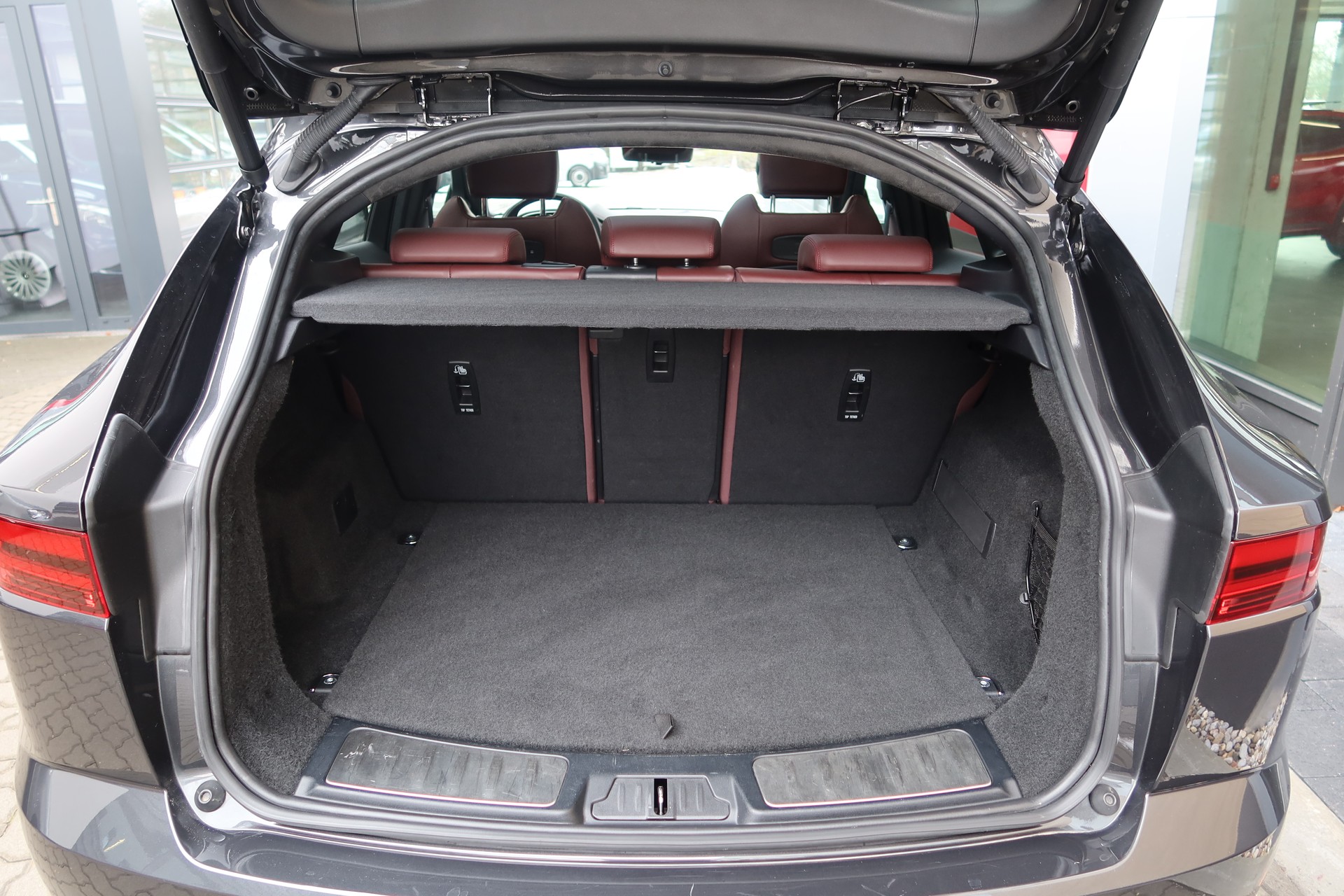 JAGUAR E-Pace 1.5 P300e AWD HSE-image-9